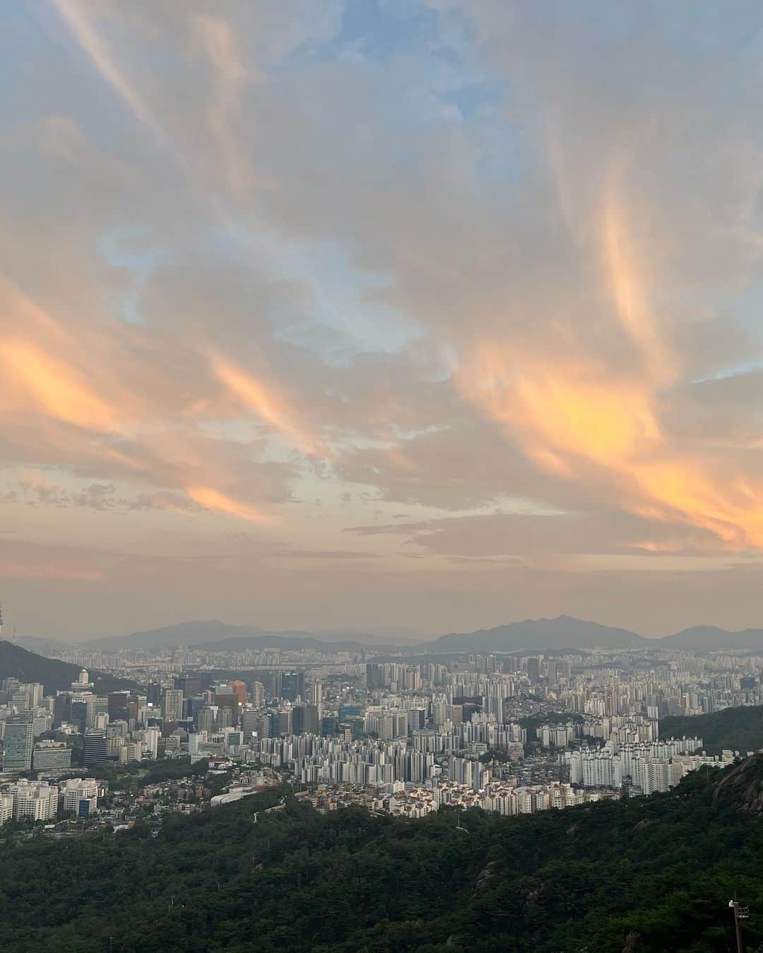 のインスタグラム：「. 등산친구님 번개로 급 인왕산⛰ 전망이 너무 좋아요🧡  @greenywater」