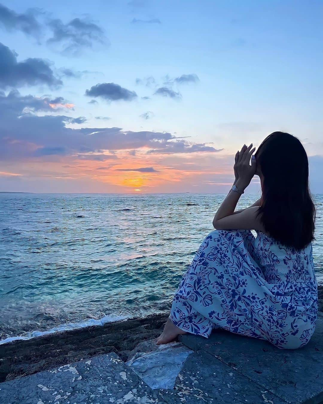 YOUのインスタグラム：「美しいサンセットにうっとり。 今年の夏も楽しかったなぁ〜😌🏝  愛や優しさのエネルギーを増幅させることに集中して、人生の1つ1つの経験を、美しいものへと切り開いていきたい🫶🏻  #沖縄#trip」