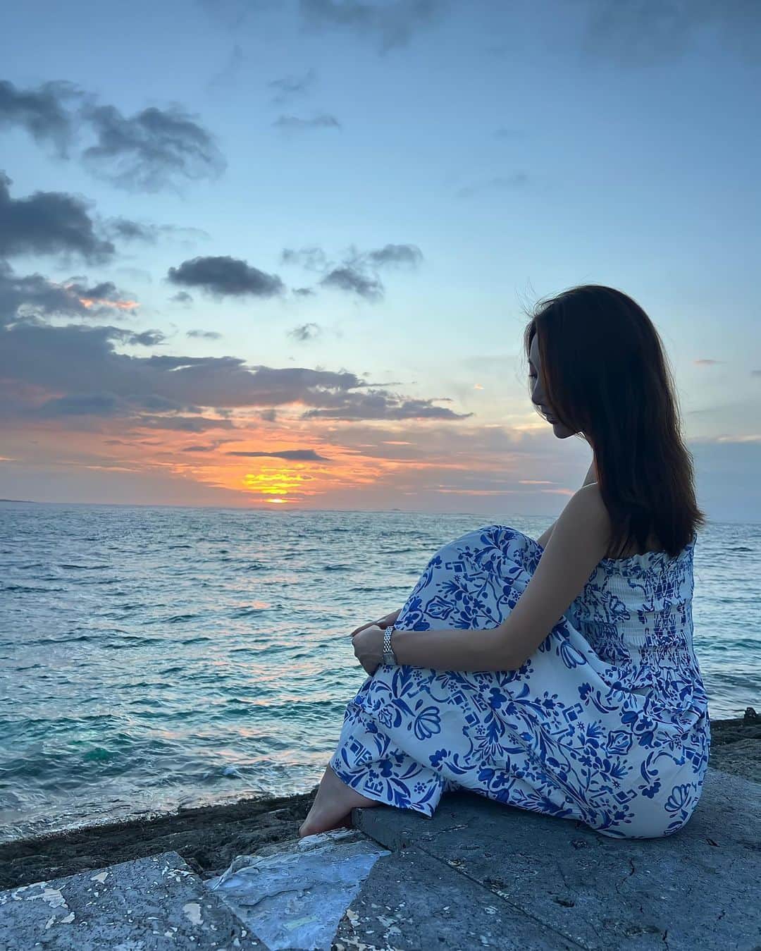 YOUさんのインスタグラム写真 - (YOUInstagram)「美しいサンセットにうっとり。 今年の夏も楽しかったなぁ〜😌🏝  愛や優しさのエネルギーを増幅させることに集中して、人生の1つ1つの経験を、美しいものへと切り開いていきたい🫶🏻  #沖縄#trip」9月17日 20時39分 - _yuyuballefit_