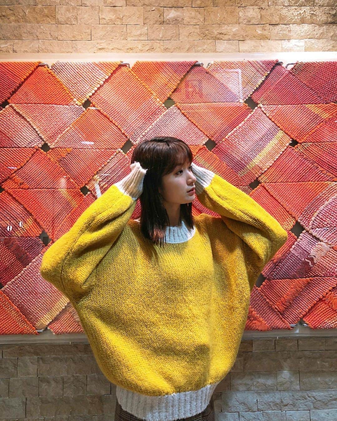 杉枝真結のインスタグラム：「☺︎ 優しい黄色が好きなので☺️ こういった雰囲気のアイテムには 特に惹かれることが多いです💛💛💛  元気になれるビタミンカラーは、気分も上がる！  そして外せないのが、チェック柄のパンツ。 この柄×シルエットは使い勝手が抜群です🙌  Knit / @classicalelf_official (イエロー、M) pants / no brand (チェック柄、M)  #クラシカルエルフ #classicalelf #エルフコーデ #タイアップ #uniqlo #gu #zara #ユニクロ #ジーユー #ザラ #ニット #バイカラーニット #バイカラー #オーバーサイズニット #秋服 #秋コーデ #秋服コーデ #大人コーデ #zozo #zozotown #zozotown購入品」