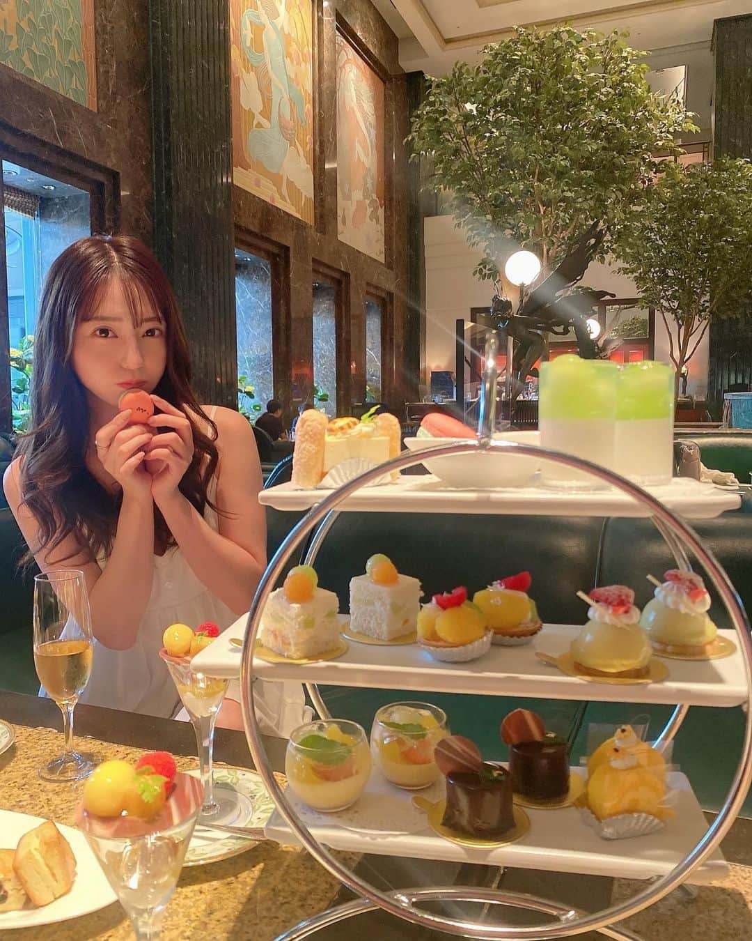 堀尾実咲のインスタグラム：「ちえるちゃんと行った @hoteleast21tokyo のナイトプール👙 プールプランなんとアフタヌーンティーついてて神だった🥹☕️  美味し過ぎて水着になるのにこんなにたくさん食べちゃったよ🐷  #hoteleast21tokyo #hotelpool #nightpool #pool #darich #ホテルイースト21東京 #ホテルイースト21ガーデンプール #ガーデンプール #ホテルプール #ナイトプール #プール #水着 #ビキニ」