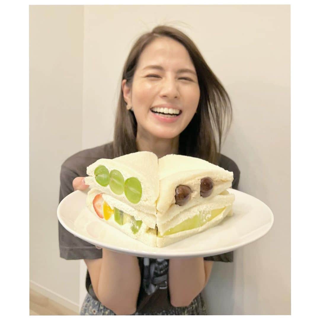 永島優美のインスタグラム：「* 特にお祝いというわけではないのですが ケーキっぽくしてみました🤗🎂  #fruit #フルーツサンド #秋フルーツ🍇🌰」