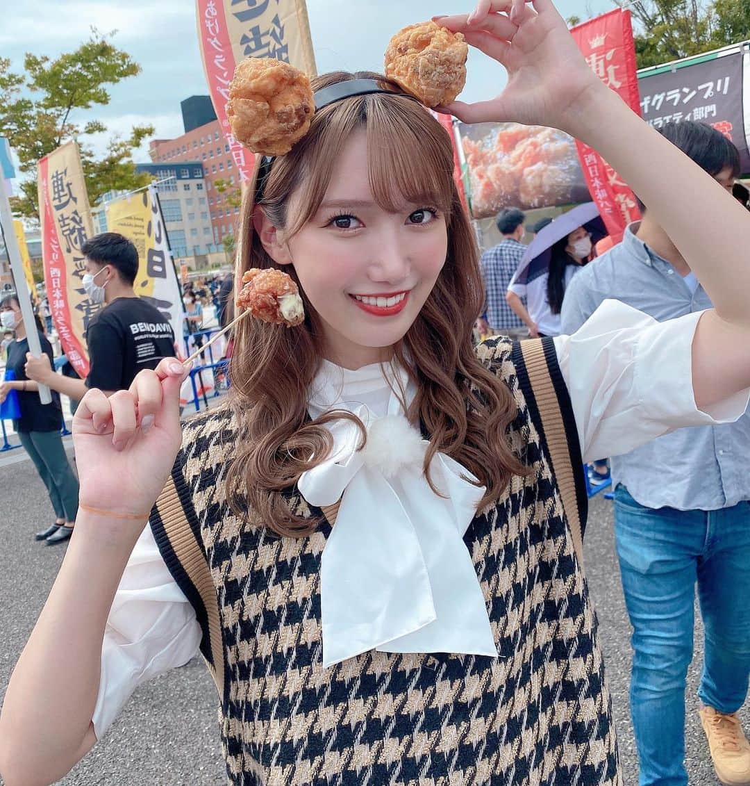 田中菜津美のインスタグラム：「. 『北九州からあげ王座決定戦2022』 の密着ロケをさせて頂きました❗️ . コロナで3年ぶりの開催ということで とっても盛り上がってました‼︎ . 色んな店舗さんの唐揚げ食べさせて頂きましたが どのお店も本当に美味しかった✨ . 放送は10/29の18:30〜 テレQおとななテレビをご覧ください✊🏻 . #北九州からあげ王座決定戦 #唐揚げ #門司港」