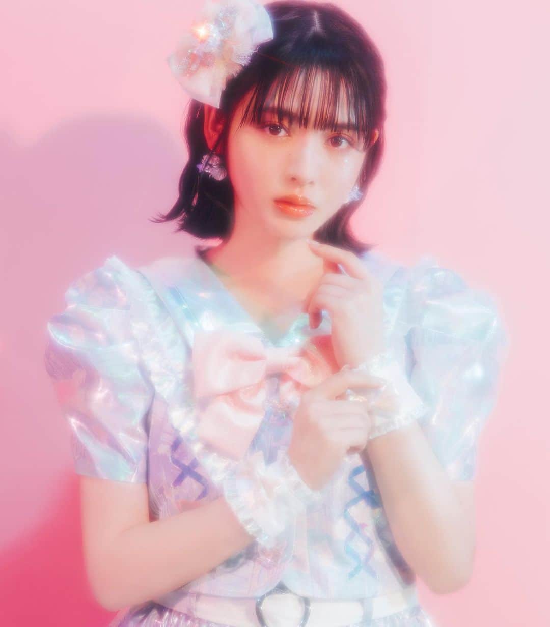 のインスタグラム：「【新アーティスト写真解禁】  Member:  鎮西寿々歌(Suzuka Chinzei)  @tarasuzuka24   Creative Collaborator: オサレカンパニー @osarecompany   Producer:  木村ミサ @misaxmas   Art Director:  高山優子(yenter)&2BOY(yenter) @yuko__takayama & @2boy.xyz   Art Director Assistant:  中村トウコ(yenter) @fallingintheparadise  Photographer:  岩田貴樹 @takaki_iwata   Hair: 益江みき @mikimasue_hair__   Make Up: YOUCA @youca1220   Art:  森井耕作(モリイ美術) @moriibijutsu   #ふるっぱー #FRUITSZIPPER #KAWAIILAB #KIKKAKE」