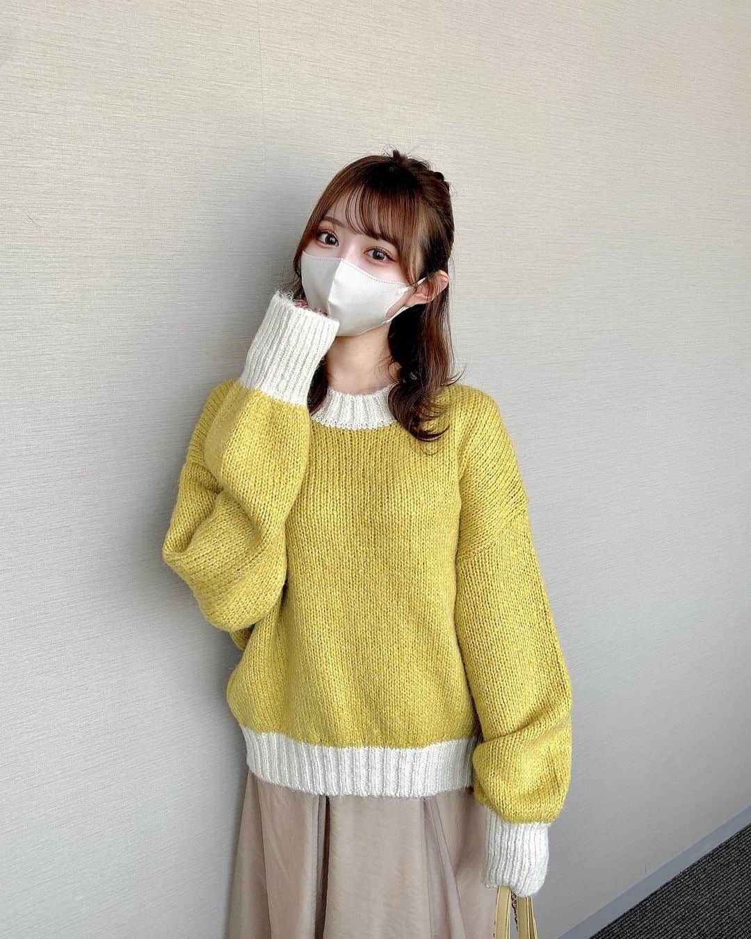 のインスタグラム：「🐈📒 ⁡ イエローのニット可愛い😮‍💨 ふんわりもこもこのニット🧶 ⁡ 絶妙な丈感なので どんなボトムスとも合わせやすいです👏🏻 手触りも気持ちよくチクチクしない👏🏻 ⁡ このゆるっとしたコーデ 個人的に結構好きなのです.. 💛 ⁡ ⁡ knit @classicalelf_official size M / yellow skirt #TONAL bag #SNIDEL ⁡ ⁡ ⁡ ⁡ ⁡ #プチプラ #プチプラコーデ #秋コーデ#クラシカルエルフ  #classicalelf #エルフコーデ #タイアップ #uniqlo  #gu #zara #ユニクロ #ジーユー #ザラ #ニット  #バイカラーニット #バイカラー#オーバーサイズニット」