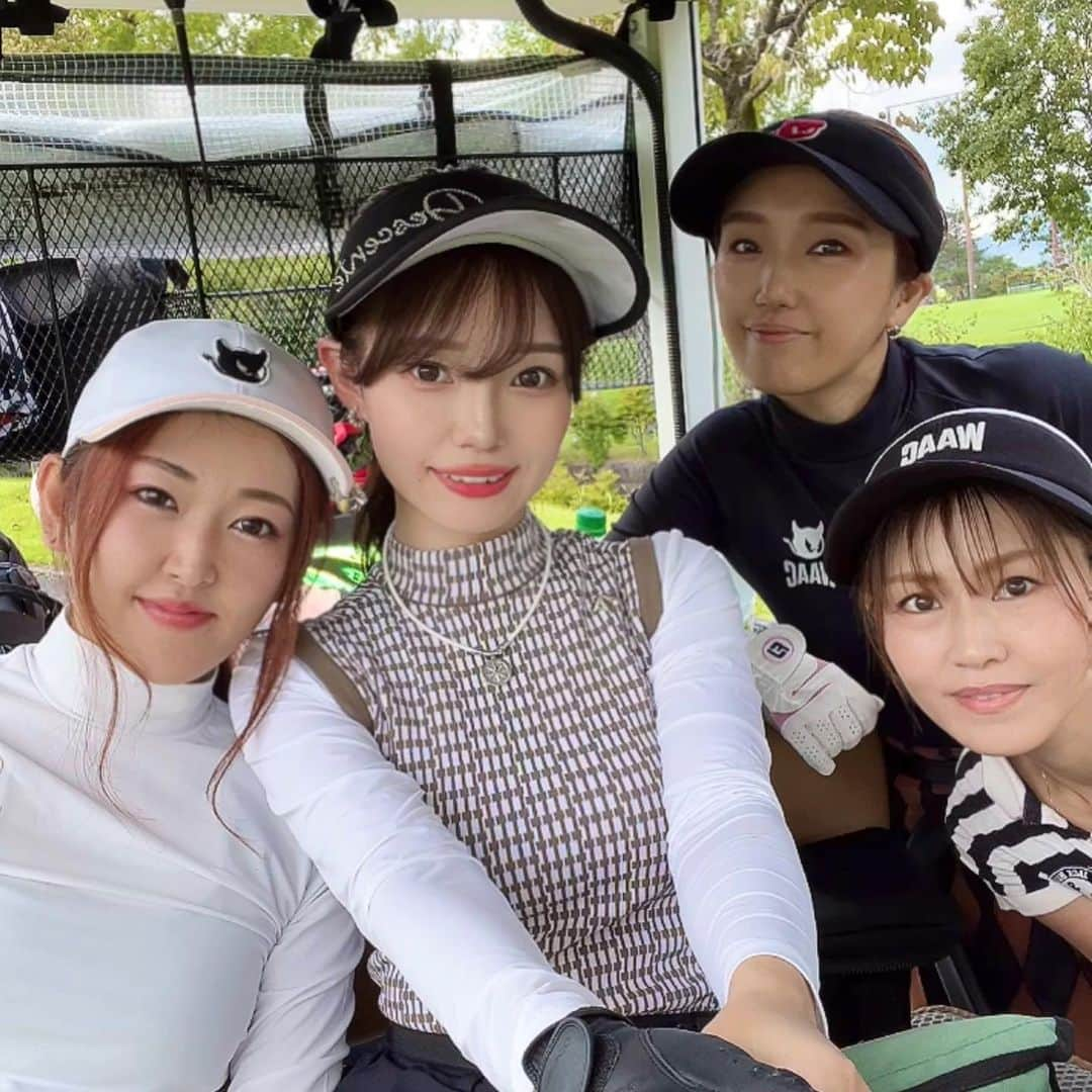 𝗠𝗮𝗶のインスタグラム：「山梨ゴルフ合宿⛳️💜 2日目👯‍♀️👯‍♀️  @ayk.g00  @golf_nam_yuki  @ayapaso_golf   2日ともボロボロ🤣 せめて良いショット載せる🤣  姉たちにいつも 「ほんとはもうちょっと良いんですょ？」 と主張しておりますが  そろそろ信憑性が なくなってまいりました🫠  いつまでたっても へたくそなワタス、、、🫠  優しい姉はボールを念力で 止めようとしてくれました。笑 （動画参照）  おまけの動画は ラウンド中すぐしょぼんするワタスです。  でも楽しかったからいいの🥹💓  いつかちゃんとできるとこ 見せるんだ！！！🥹🥹🥹🥹笑 . . . . . . . . . . . #ゴルフラウンド#ゴルフ場 #ゴルフ女子#女子ゴルフ #ゴルフ好き#ゴルフばか #ゴルフウェア#ゴルフコーデ」