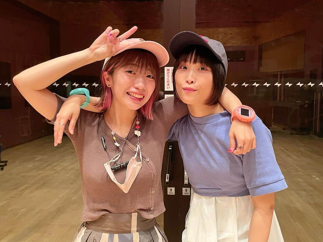 ぱいぱいでか美のインスタグラム：「ズッ友(ズット・友達の略) . 先週ズッ友が仕事くれました ラジオ呼んでくれました！わーいわーい #ヤバラジ 明日9/18の22:00までは聴き逃し配信できますので よろしくお願いします！ ストーリーにリンク載せときます💗 ぼぼちゃんいつもありがとうね〜 こやまさんももりもとさんもとても楽しい人たち ヤバTは楽しい人たちが楽しい曲を楽しくやってるのに どういうわけか捻くれてて(ほめてます) 素晴らしいバンドです！！！！！！！！ らゔだお💖 . #ヤバラジ #ヤバイTシャツ屋さん #ありぼぼ #でか美ちゃん #ズッ友 #一時期2人で肩組んで歩くの流行ってた #久々の肩組み」