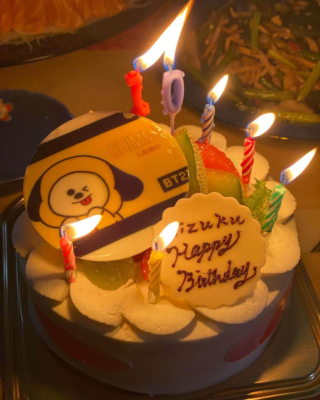 水元秀二郎のインスタグラム：「愛娘（長女）誕生会 例年と違うのは、友達が沢山誕生会へ参加。 遅くなっても夜にママ達が迎えに来てくれる歳になって来ました。 こんなに沢山プレゼントも貰って感謝です。 誕生日の歌を友達皆んながで歌ってるのがパパ感動。 その他、従姉妹たちからも沢山のプレゼントをもらい、本当に娘も喜んでおりました。 皆さんありがとうございました😭 #水元秀二郎#愛娘#長女#誕生日#２人のエルサ#友達#プレゼント#bts#ホームパーティー」
