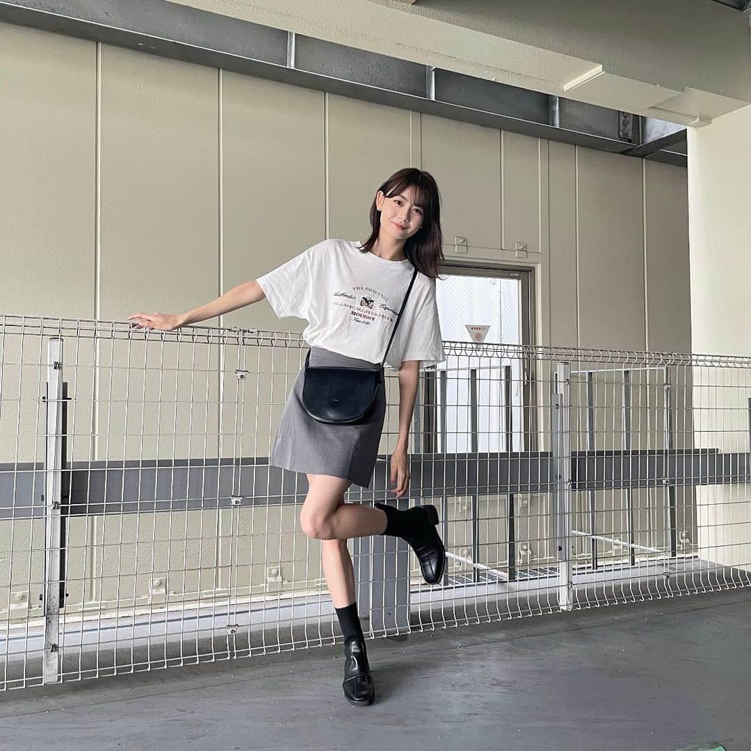 安村真奈のインスタグラム：「秋冬にミニスカをはきたくなるタイプです^ ^ 足元だけ秋🍎  #安村真奈 #秋服コーデ #ミニスカート #ミニスカートコーデ #ミディアムヘア #ミディアムヘアアレンジ」