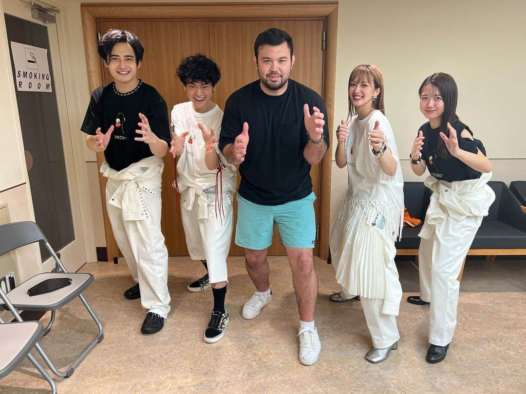 ウルフ・アロンのインスタグラム：「今日は緑黄色社会さんのライブで日本武道館に行ってきました！同年代の違う分野の方達の活躍は刺激になるし、熱いステージにとても感動しました！これからも応援しています！お互い頑張りましょう！楽しかった😆  #緑黄色社会 #緑黄色社会武道館 #しんごてぃーちゃー #本籍地」