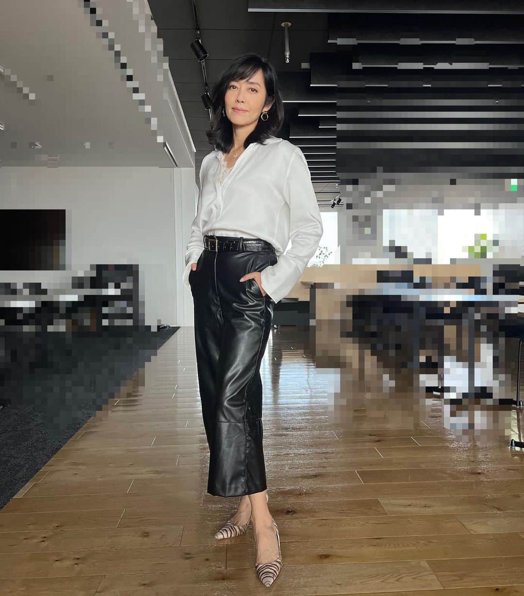 のインスタグラム：「It’s Autumn! Favorite eco-leather curotte with White Satin blouse 秋の装い サテン地の白のトップス、 ボトムは大好きなエコレザー  #autumnfashion #fallfashion shoes #jimmychoo」
