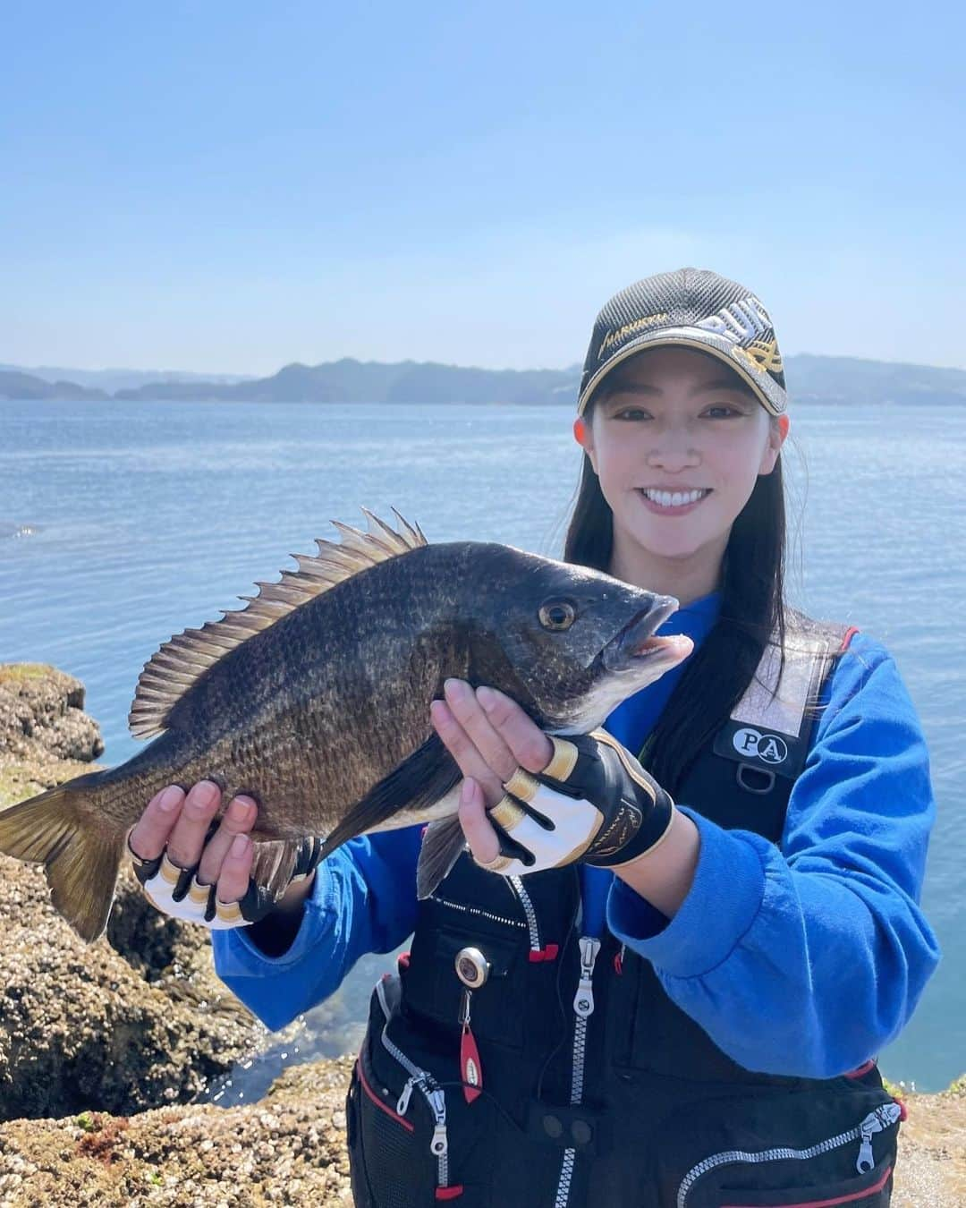 矢野由希子のインスタグラム：「心に秘めてた今年の目標は ひとりでフカセ釣りでチヌを釣ることだったよ！ タモ入れもようやく それなりにできてきたかもしれないな ってくらいの今年の初夏、達成したよ🎣 嬉しくて泣いちゃうかと思ったよ！泣かないよ！  あのウキがじわりじわりと沈みよるときの ドキドキ感、たまらんよね！！  チヌ氏ありがとう🥺  #磯釣り #フカセ釣り #チヌ釣り #チヌ #クロダイ #釣り #城島健司のj的な釣りテレビ #九十九島 #🎣」