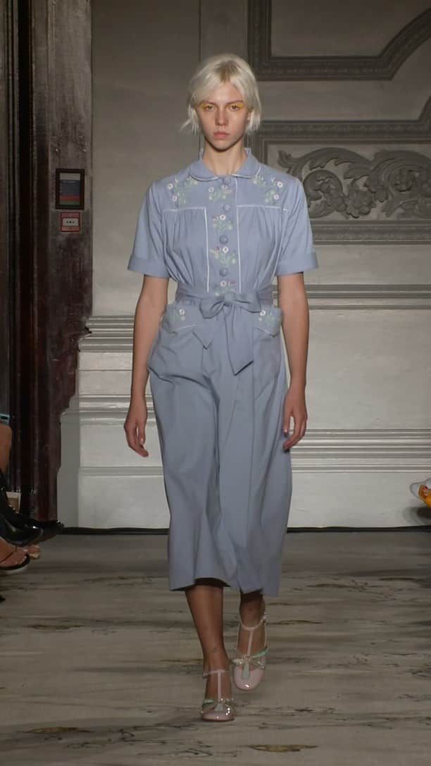 ポール&ジョーのインスタグラム：「SPRING-SUMMER 23 WOMENSWEAR SHOW - A true ode to life and nature; the Spring-Summer 2023 collection designed by Sophie Mechaly invites us to be enchanted. Here, the clothes grow and bloom in a secret garden where chimeral bestiary, enchanted seas and wild grass are illustrated like paintings, poetically magical and mystical. Magical mushrooms are embroidered and printed on luxuriant silks, evoking the decadent symbolism and imagination of 19th century English literature. Like a Lewis Caroll Wonderland tale, embroidered maxi flowers bloom on long organza skirts. The positive energy instilled by this captivating garden is also translated through colors ranging from Limoncello yellow to pistachio green, marshmallow pink to coral orange and hot pink. This season also sees the transformation of the suit. Light yellow and sea-blue dyes are enhanced by a touch of lamé combined with coordinated skirts. Strapless dresses take on the shape of a heart. Printed stripes hypnotize the fluid movement of silk georgette. Driven by a refreshing candor and innocence, the collection summons childhood, giving free rein to spontaneity, facetiousness, curiosity and creativity. These are the « Almighty » masters of this summer wardrobe, signed Paul & Joe. - Designer : @sosopaulandjoe  Styling : @leithclark Hair : @neilmoodie Make-up : @_georginagraham_ Nail : @joannanewboldnails Hats : @emilylondonheadwear Casting : @cm.casting  Production : @bacchus_studio Music : @louhayter_ PR : @purplepr  @londonfashionweek @britishfashioncouncil  It is with deep sadness that we acknowledge the passing of Her Majesty Queen Elizabeth II our thoughts are with the royal family at this time and we join the nation in mourning her loss.」