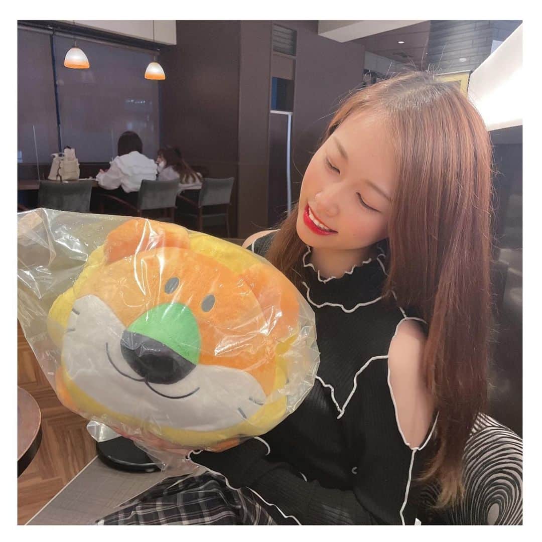 麻倉しずくのインスタグラム：「😆🙌  たべっ子どうぶつ 〜すやりんコレクション〜 の 1番くじが今日からスタートでした！！ 並んでもらっても引けないかもしれませんと言われ ショックを受けていたのですが、、  なんと！！ 可愛いタオルとタオルポーチと ラストワン賞😭😭  うれちい🤍  #たべっ子どうぶつ #一番くじ #いちばんくじラストワン賞」
