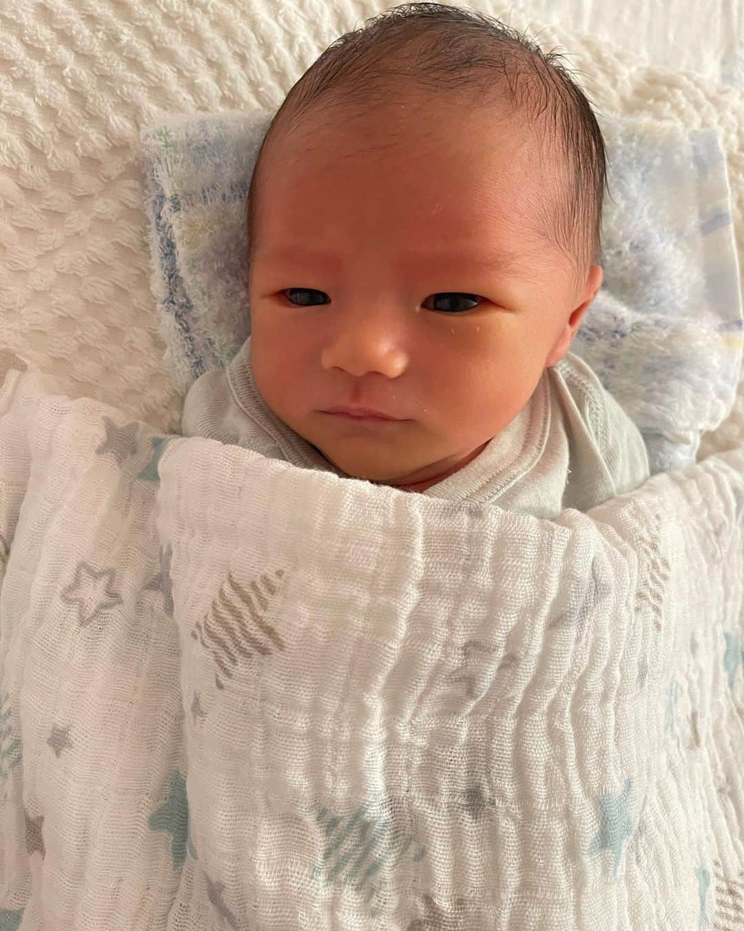 maakoさんのインスタグラム写真 - (maakoInstagram)「WELCOME TO EARTH🤲🏽🌎🎉 【ご報告】母になりました🤱💫 ⁡ 2022年8月30日『冒険家の日』🐯 息子が誕生しました👶🏽🌏 ⁡ 浪に生きると書いて✍️ 　”浪生”  ROWです🌊 ⁡ 良いナミも、困難なナミも どんなときも”楽しむ”ことを忘れず生きていける 逞しい男の子になったらいいな🏄🏽🌊 ⁡ 冒険家の日を選んで生まれてきてくれたロウ君 この美しい地球をたくさん旅して たくさんの友達と出会って遊んで、 目で見て感じて、心が震える瞬間がいっぱいの 愛溢れる💞カラフルな人生にしてね🌈💜💛 ⁡ そして一緒に楽しい思い出を作る 大冒険をしていこうね🤸🏽‍♀️💫🌎 ⁡ LIFE IS SWELL🌊 あなたの人生が素晴らしい物語になるように📘 全力でサポートしていくよ💪🏾 生まれてきてくれてありがとう🤍 幸せをありがとう🤍🥲🤍 ⁡ #ほんとに人間でてきた👶🏽 #第2章始まった感🔥 #マママーコマインドもどうぞよろしくお願いします🫶🏾💛」9月17日 21時54分 - maakomind