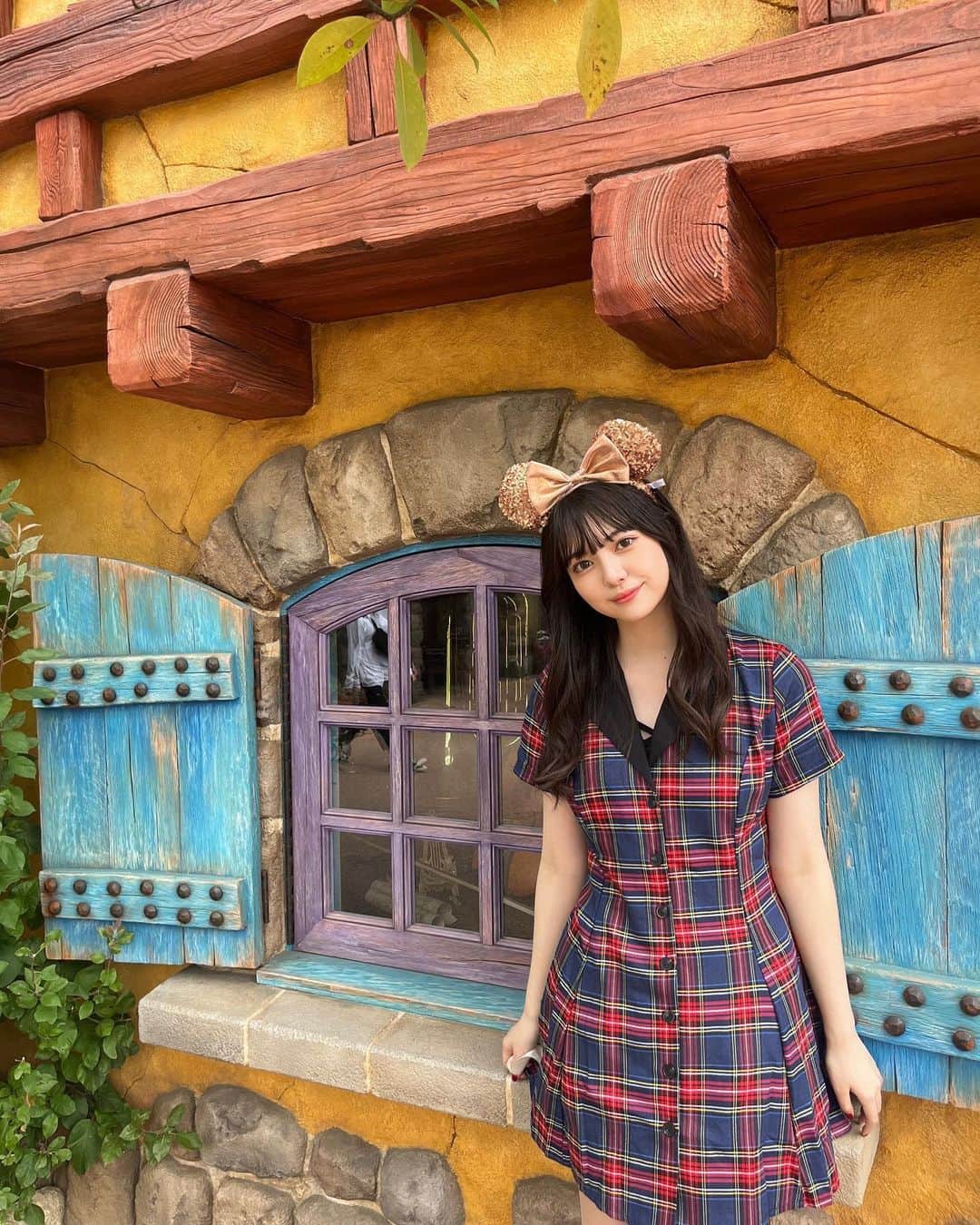 のインスタグラム：「・  可愛い窓を見つけたの！💛  明日のPOPUPSTORE皆さん来てくださいね〜〜   #disney  #disneyland  #次世代モデルNo1の座はありぽんに #disneystyle  #06  #06년생  #16yearsold  #173cm  #モデル  #model  #ディズニーコーデ  #高校生  #jk  #jk1  #fjk  #highschoolgirls  #japanesegirl  #ファッション  #fashion  #fashionstyle  #ディズニーランド  #모델  #고교생  #오오티디  #패션  #코디  #셀카  #时尚  #模特兒  #디즈니」