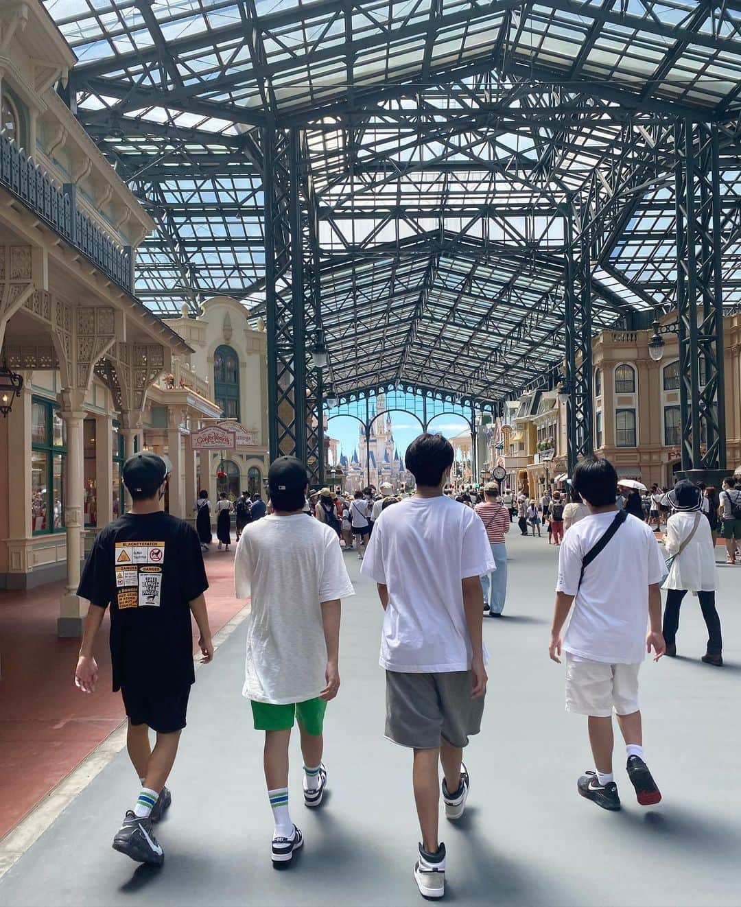 畑田亜希さんのインスタグラム写真 - (畑田亜希Instagram)「🏰Tokyo Disneyland🏰 with甥っ子達👦🏻👦🏻👦🏻👦🏻👧🏻  いつ来ても夢の国は裏切らない🐹✨  新しく出来た美女と野獣も凄かったぁ! ミッキーともちゃんとソーシャルディスタンスで合成みたいな写真が撮れました🤣  スプラッシュマウンテンはこんな濡れるの！？って言うぐらいビチョビチョw💦  またクリスマスバージョンも行きたいな🎄  #2022 #japan #disneyland #summerholiday #mickymouse #beautyandthebeast  #東京ディズニーランド  #美女と野獣」9月17日 13時32分 - akihatada