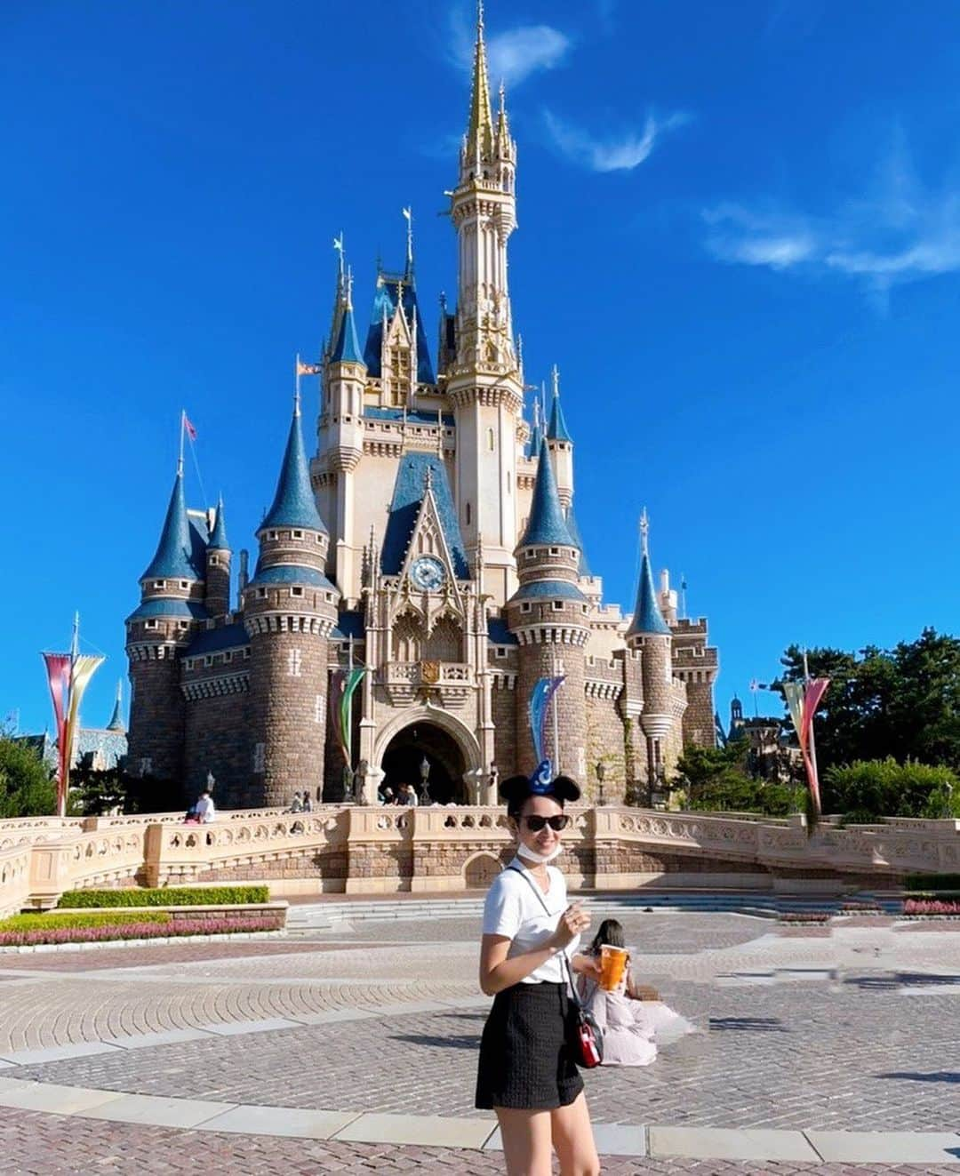 畑田亜希のインスタグラム：「🏰Tokyo Disneyland🏰 with甥っ子達👦🏻👦🏻👦🏻👦🏻👧🏻  いつ来ても夢の国は裏切らない🐹✨  新しく出来た美女と野獣も凄かったぁ! ミッキーともちゃんとソーシャルディスタンスで合成みたいな写真が撮れました🤣  スプラッシュマウンテンはこんな濡れるの！？って言うぐらいビチョビチョw💦  またクリスマスバージョンも行きたいな🎄  #2022 #japan #disneyland #summerholiday #mickymouse #beautyandthebeast  #東京ディズニーランド  #美女と野獣」