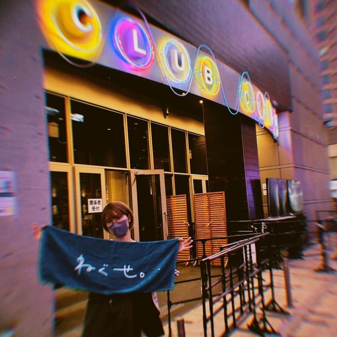 東条蒼のインスタグラム：「＊  後輩ちゃんと川崎まで行ってきた。  私は川崎が何県なのかもよく知らないけど、キャッチのお兄さんが渋谷よりしつこくなくてよかった◎笑笑  あ、川崎じゃなくてライブの感想を、  シズゴ、背が高い！！  #clubcitta  #oneonone   #ねぐせ #サイダーガール  #シズゴ」