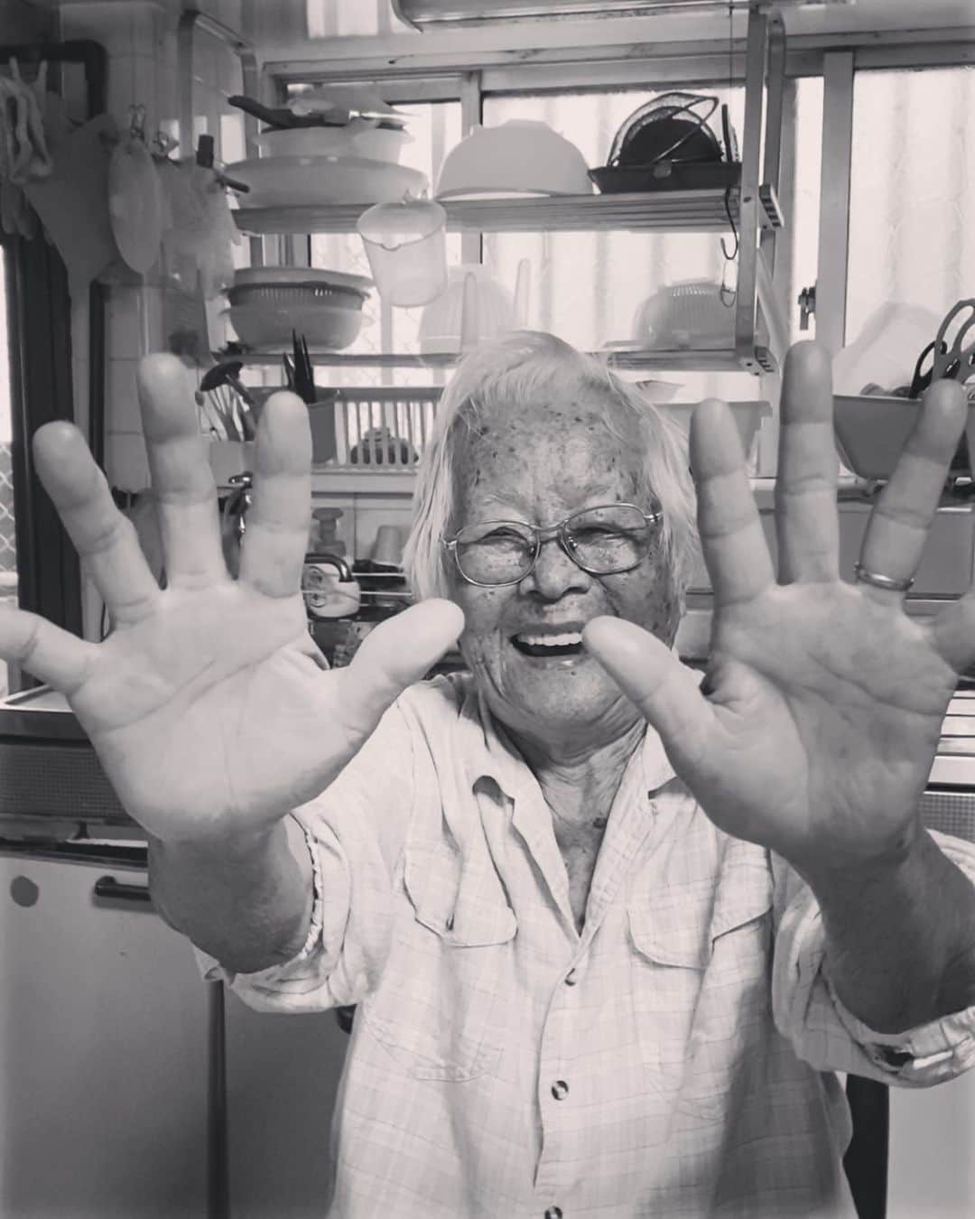 比嘉愛未さんのインスタグラム写真 - (比嘉愛未Instagram)「私は手が好き。 生き方が顔に出るのと同じく、手にもその人が現れるから。  沖縄に帰省した時、おばぁが「私は手が大きいんだよ」と自慢げに見せてくれたその手は 頼もしく、とても綺麗で 戦争を経験し、7人の子を育て 95歳になった今も毎日畑仕事をして ちゃんと自立している人の生き様があった。  私も、唯一無二の自分の手に 自信を持てるように生きて行こう。  会うたびに氣付きをくれる存在 今回もまた大切なことを教わりました🕊✨  それにしてもこの笑顔っっ 本当に大好き♡」9月17日 13時43分 - higa_manami