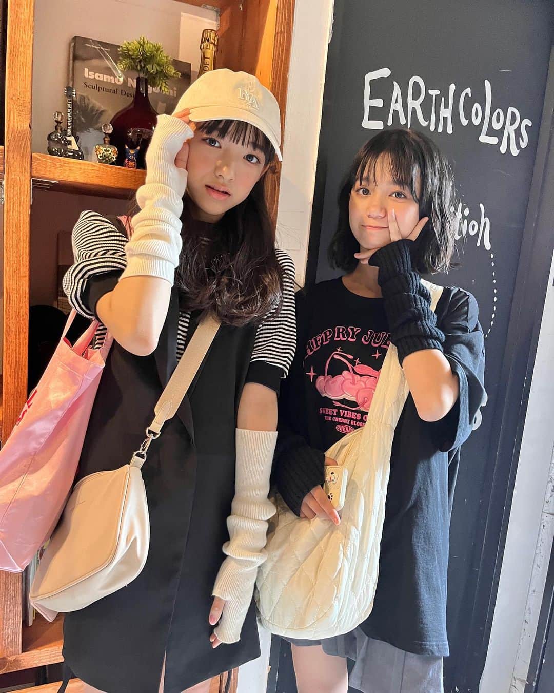 ニコ☆プチのインスタグラム：「💟💟  リリ＆ワカの私服をキャッチ🫶🏻 アームウォーマーがプチ㋲内ブーム🖤 秋っぽさも出せてこの時期にぴったり🎃💜 モノトーンなら取り入れやすいよ！  プチ㋲ってみんなおしゃれだな……🥹✨  #中瀬梨里 #葉山若奈 #私服 #ootd #アームウォーマー #y2k #小学生 #小学生コーデ」