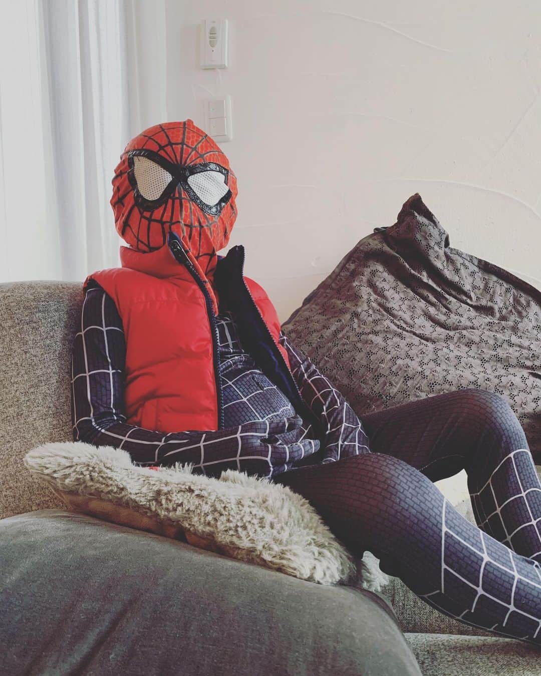 知念里奈さんのインスタグラム写真 - (知念里奈Instagram)「リビングでスパイダーマンがテレビを見ていました。  #サプライズ #スパイダーマン  #スパイダーマンの日常 #4歳男児」9月17日 15時20分 - rinachan29