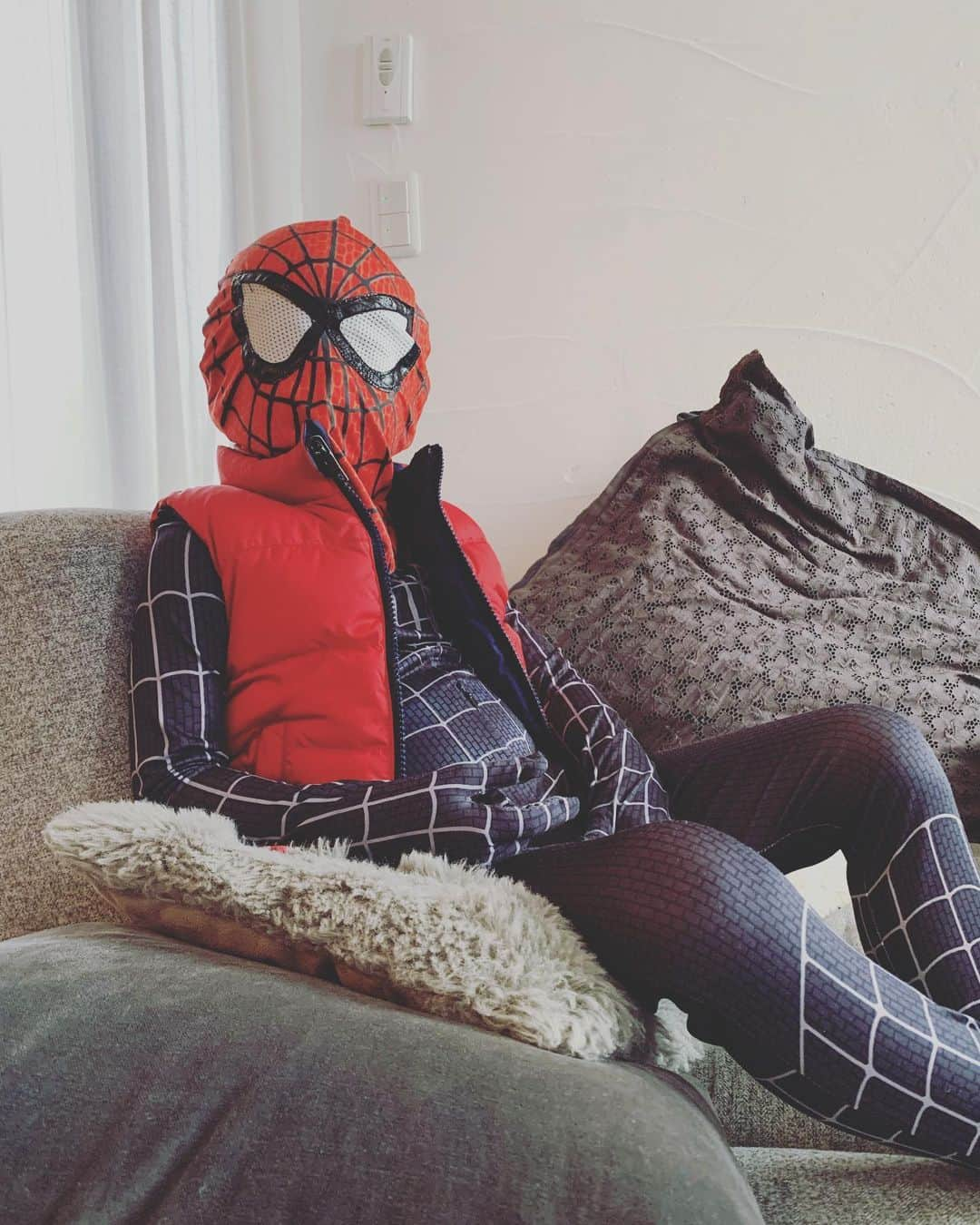 知念里奈のインスタグラム：「リビングでスパイダーマンがテレビを見ていました。  #サプライズ #スパイダーマン  #スパイダーマンの日常 #4歳男児」