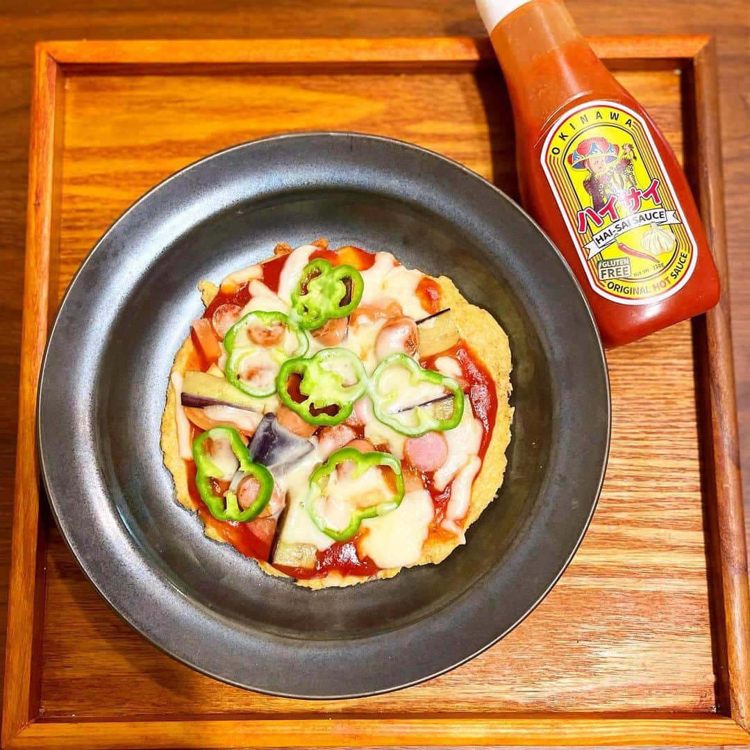 川島カヨのインスタグラム：「オートミールで作ったピザ。 味付けは先日いただいたハイサイソース🌶 ⁡ 意外と続いている朝オートミール生活。時短でピザやお好み焼きも作れるし、自由自在。お腹空いたらすぐに食べられるのも良いのです。 ⁡ ピザソースに使ったハイサイソースは、ピリ辛が大丈夫な人にはおすすめ！にんにくなどの旨味が入ってるので、他の味付けが必要ありません☺️ ⁡ 苦手な人はケチャップとのブレンドも良いかも。今度は生地に直接入れてみようかなと思ってます。 ⁡ 旨味いっぱいなので、一枚飽きずにぺろりと食べられますよ。 ⁡ ⁡ #きょうのごはん #適当ごはん #おうちごはん #おうちごはんlover #ゆるめし #japaneasefood #クッキングラム #ひとりごはん #朝ご飯 #朝ごはん #食卓日記 #献立 #家庭料理 #homecook #Homemadefood #日本食 #Japanesefood #ひとり定食 #お盆でごはん  #副菜 #sidedish #オートミール #oatmeal #ピザ #pizza #ハイサイソース ⁡ ⁡」