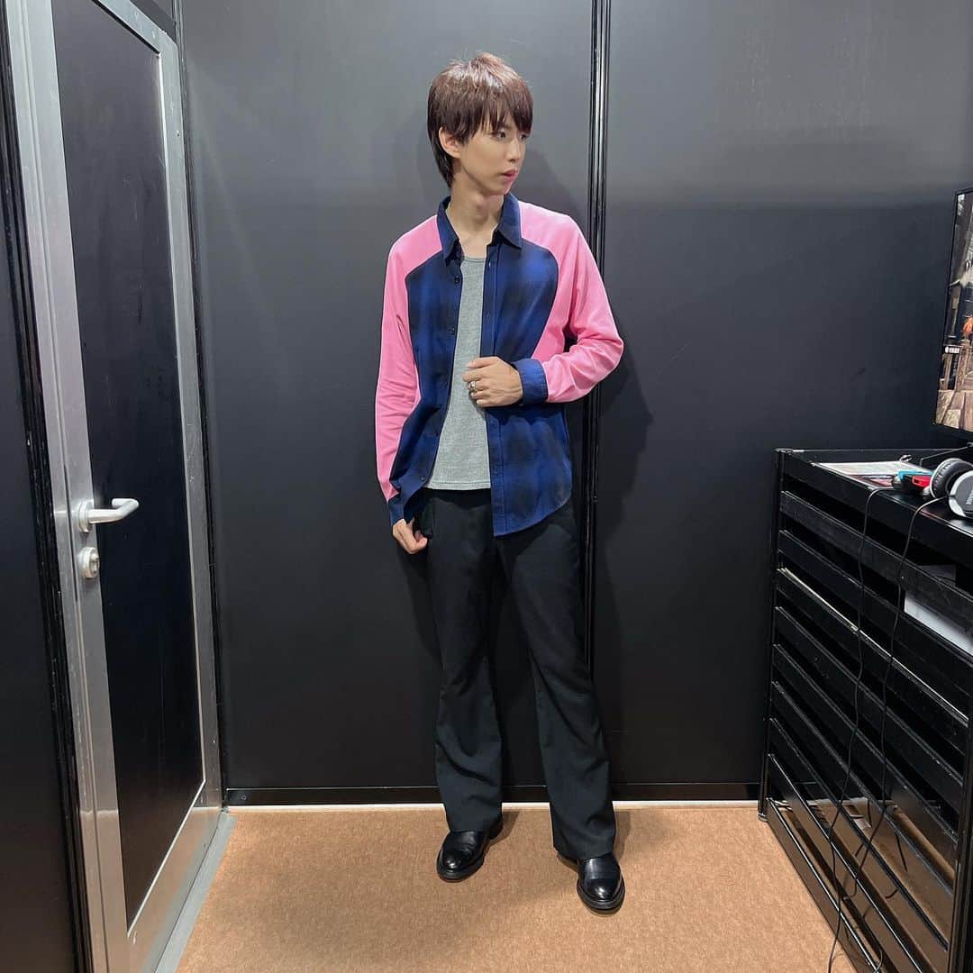 はじめしゃちょーのインスタグラム：「今日の衣装👕 ゲーム感出てますか？🥹  #東京ゲームショウ #tgs2022」