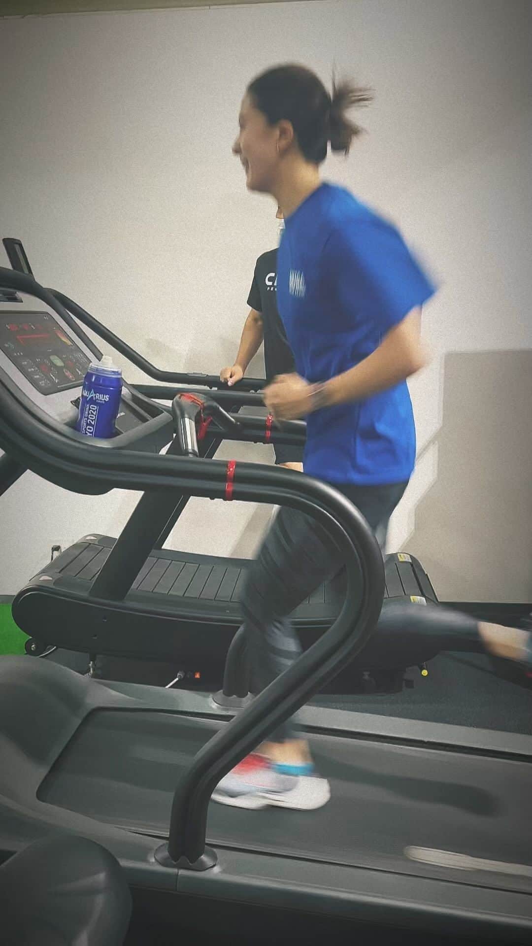 大橋悠依のインスタグラム：「． 2022/09/17  Run タバタトレーニング 13km/h 傾斜10%  はじめての13km/h😱😇  終わってキツすぎて友岡さん @kazutomooka の ハイタッチに気付かなくて、 快さん @kai.yasuno が笑ってるのイイ😂👍」