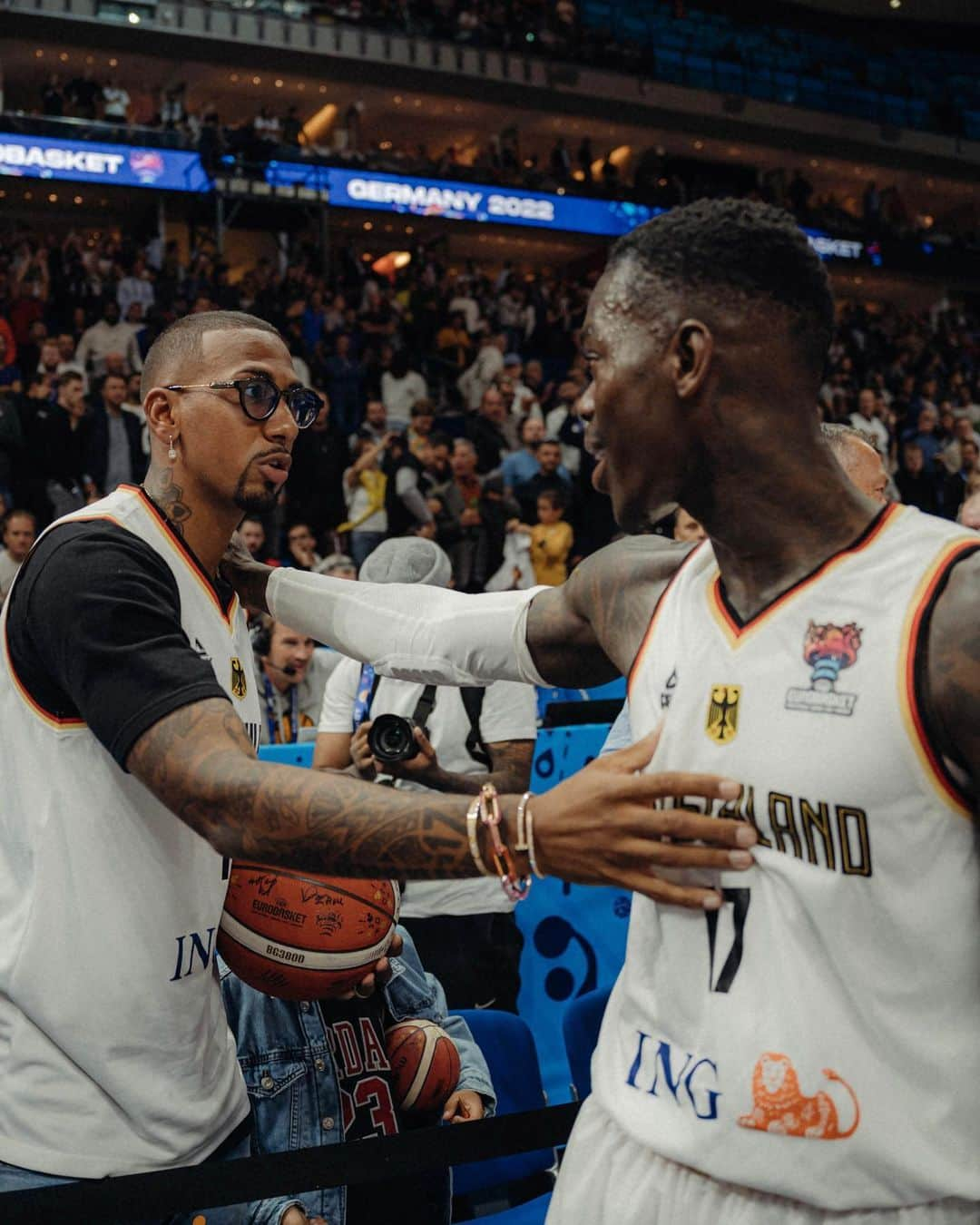 ジェローム・ボアテングのインスタグラム：「Tough one to take… You can be proud tho @dbb_basketball 💯  Good to see you my man @ds17_fg  📷: @bastisevastos @eurobasket」