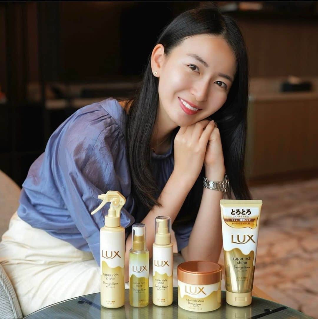 岩間恵のインスタグラム：「LUXのトリートメントがリニューアルしました！✨  流さないトリートメントが特に好きで学生時代から使っているんだけど、今回は新感覚のとろとろテクスチャーでかなり使い心地が良い🥰💕👌  お風呂上がりや雨の日の髪の広がりがまとまってツヤツヤになるし、LUXの香りに癒される...！  オイルも良いけど、特にお気に入りはとろとろ補修ヘアクリームです🥰 オイルほどしっとりしすぎないけど、ツヤ感しっかり出してくれて丁度良い✌️🤍  #ラックス #とろとろヘアオイル #乃木髪 #とろとろトリートメント #おうち美容 #美髪ケア #とろトリ #sponsored」