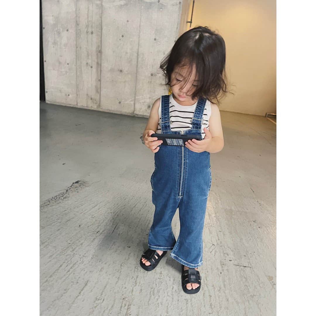 野尻美穂のインスタグラム：「かわいいねぇ ooju × Leeシリーズ  お尻のポケットが低い位置にあるのもたまらない🥹💞  今日は運動会でマグロになりました。あぁ、かわいすぎて涙出そうだった🥲🫶🏻  #ooju_official」
