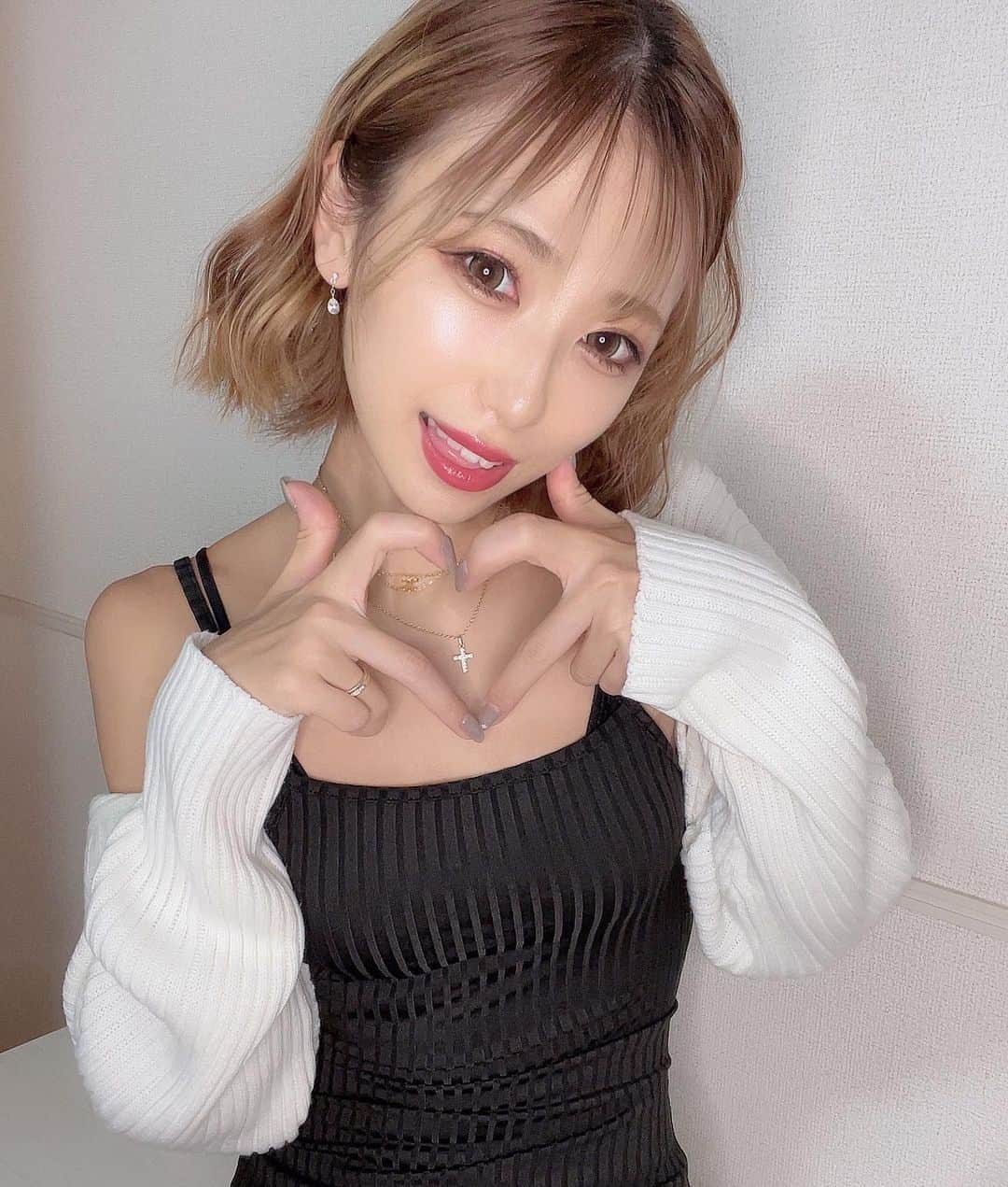 ゆらのインスタグラム：「久しぶりの投稿になっちゃった🍭  ネックレス2連着けかわいくてハマってる🫶🏻 旦那とペアなんだよ🤭♡ @lusida.official   #ネックレス #ペアネックレス #カップル #夫婦 #アクセサリー #自撮り #selfie #ボブ」