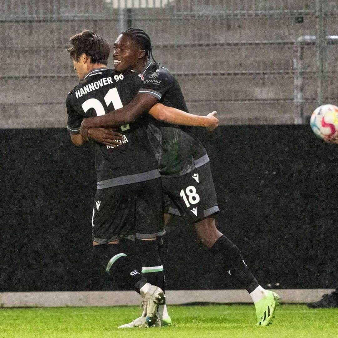 室屋成のインスタグラム：「Hard fought 3 points 😅👃」