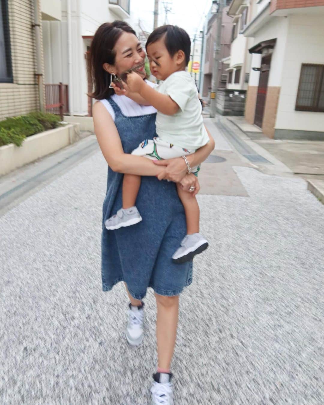 Mai Wakimizuのインスタグラム：「いつも抱っこはパパなのに今日は珍しくママを求めてくれた♡笑 最近は一緒に写真を撮るのが難しくなって来て久しぶりの2ショットかも＼(^o^)／娘が生まれてから不思議と息子への愛が増してる♡お喋り上手でお世話好きでおちゃめさん。照れながら主人のことをかっちゃん、私のことをまいちゃんと呼んでくる。笑 2歳の可愛さ爆発してます♡ #2歳1ヶ月#2歳男の子#男の子ママ」
