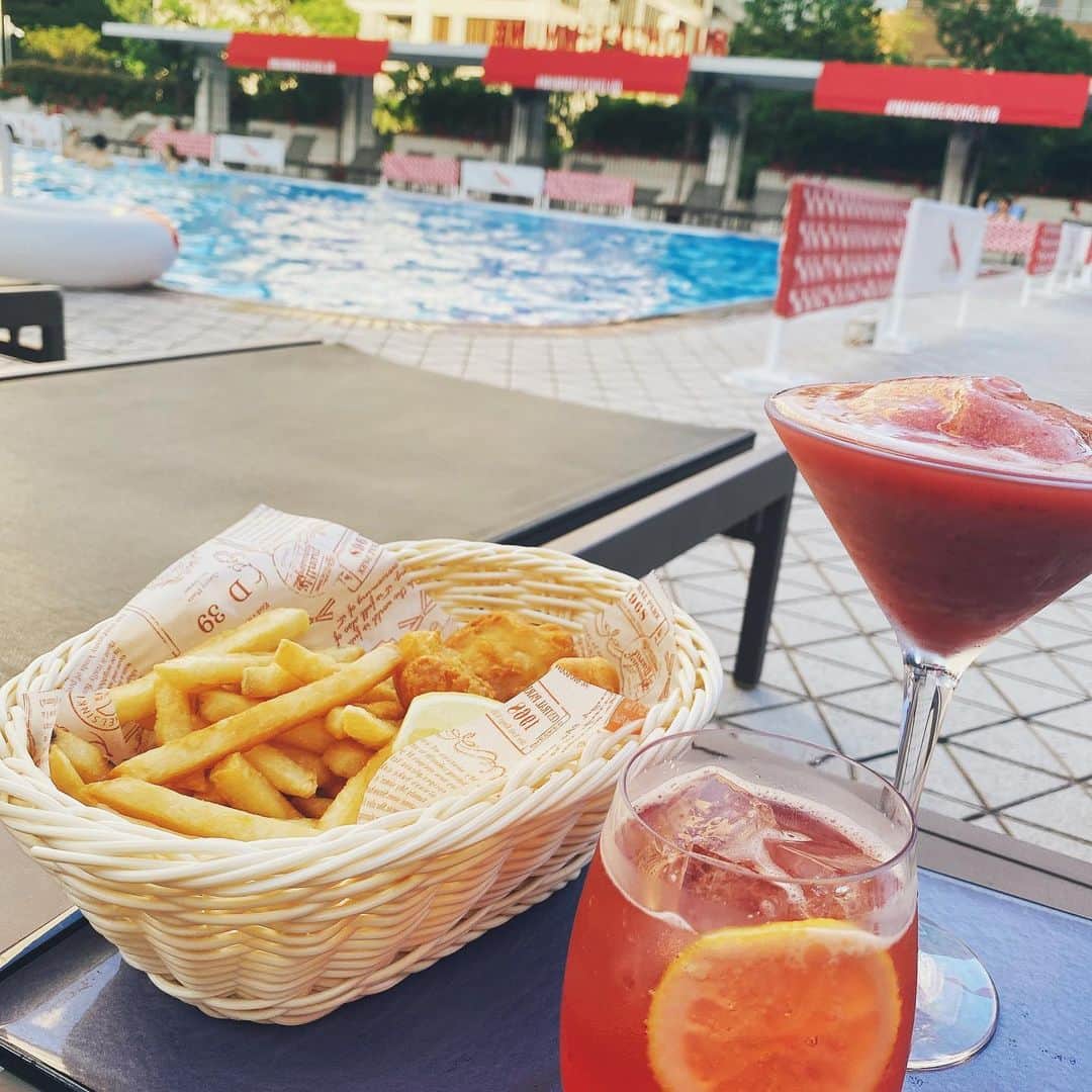 増井なぎささんのインスタグラム写真 - (増井なぎさInstagram)「初めてナイトプール🌃片手にポテト🍟  #anaインターコンチネンタルホテル東京 の#フィッシュアンドチップス は抜群においしい。」9月17日 18時23分 - nagisa_masui
