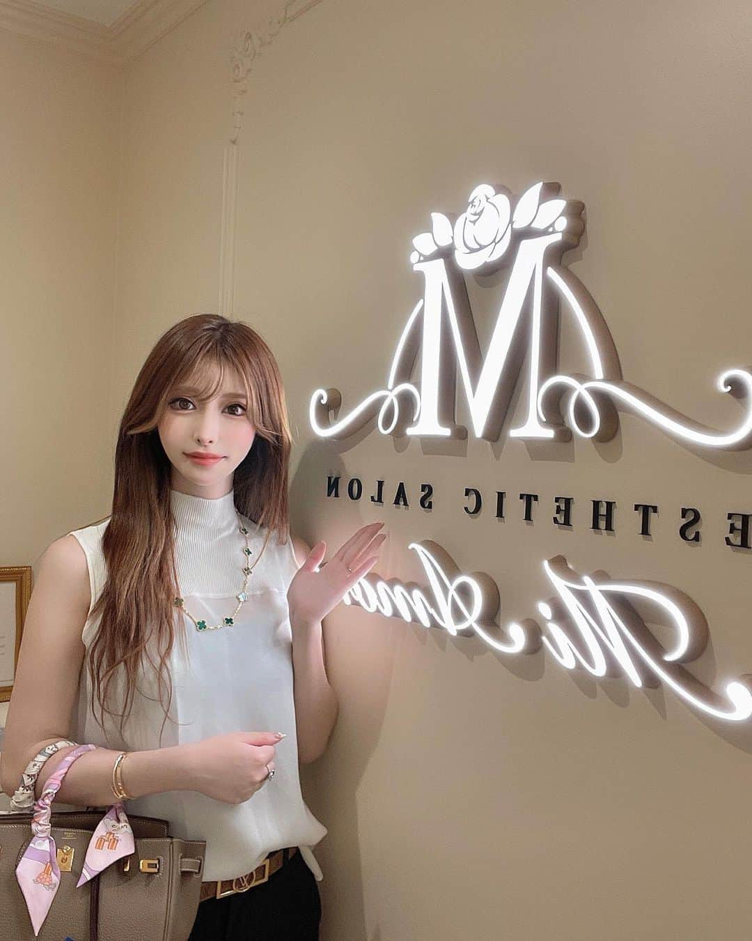 藤咲めいのインスタグラム：「六本木にあるプライベートサロン ミアモーレ六本木で今月もボディケアしてもらいました😚💕 @mi_amore.roppongi   発汗→ 吸引→ラジオ派→キャビテーション→発汗 前回と同じ全身たっぷり90分痩身コースを今回も受けました😳❤️  最初の発汗で代謝が悪くなってて全然汗出なかったんだけど、リンパの詰まりをゴリゴリ流してもらって身体の芯から温めてもらったので最後の発汗でめっちゃ汗出てスッキリした〜😌🔥  いつもミアモーレ行くとかなりのスッキリするから癖になる🤣🥰💖  ここのサロンは痩身サブスクがお勧めなので、 詰めて通いたい🔥 すぐ結果を出したい🔥 何月までに細くなりたいっ🔥 て方は是非チェックしてみてね💎  . . . #miamore #六本木 #六本木エステ #エステサロン #痩身 #痩身エステ #キャビテーション #ラジオ波 #プライベートサロン #美容 #ダイエット」