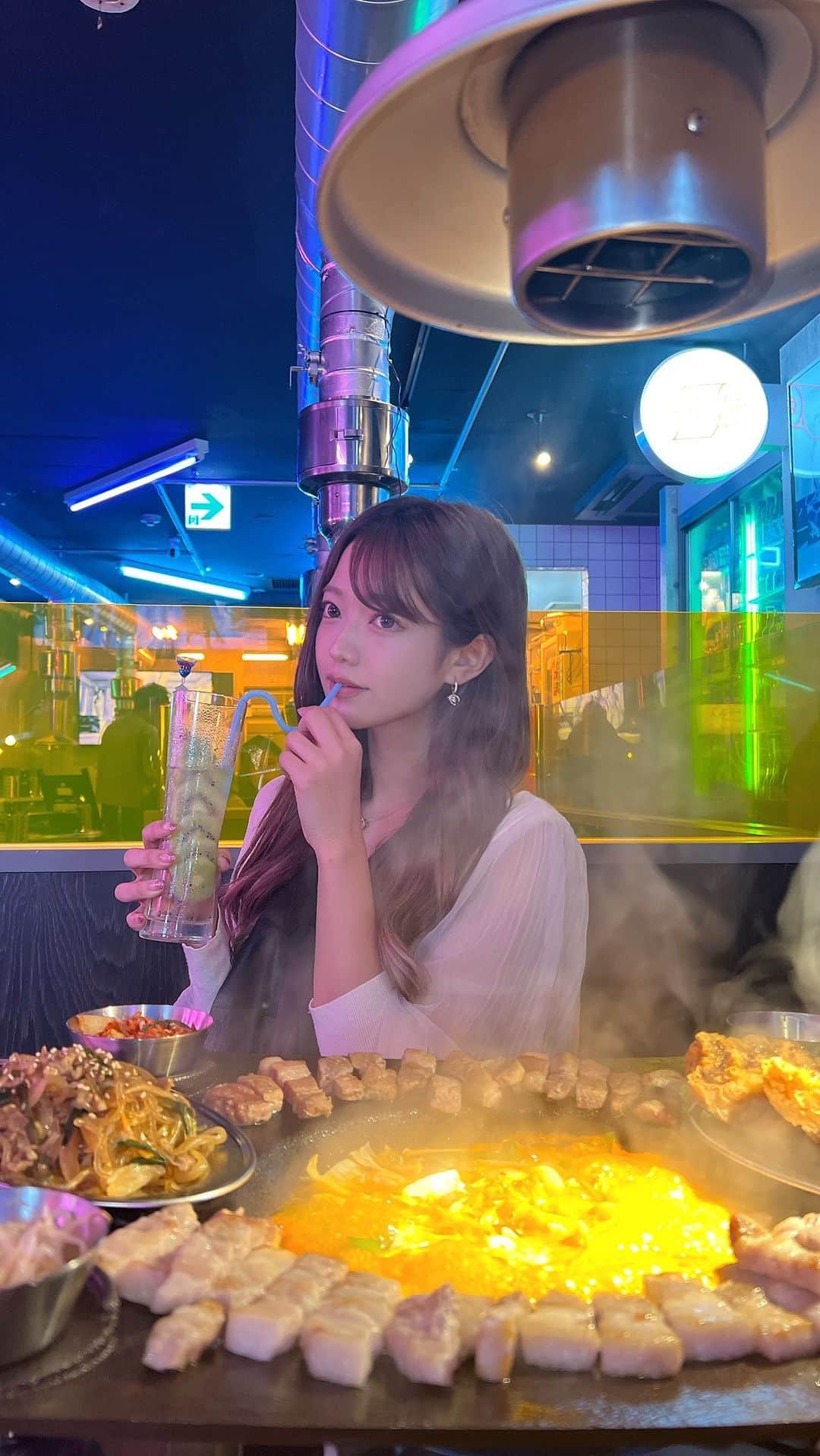 八千恵(やっちん)のインスタグラム：「ニュー韓国焼肉キムフードショー @kim_foodshow にいってきたよ♡  サイドメニューからチゲリゾットまで 全部が本当に美味しかった🥺  今回私が食べたヤキニク×選べるチゲが LINE登録or インスタフォローで2000円になるよ🪄 ぜひ行ってみてね🫡🫡  ■店舗住所 大阪府大阪市北区堂山町2−11 MKビートルビル 2F  #韓国料理 #大阪グルメ #焼肉デート #梅田グルメ #ニュー韓国焼肉キムフードショー #チゲ鍋 #大阪韓国料理 #サムギョプサル#モッパン」