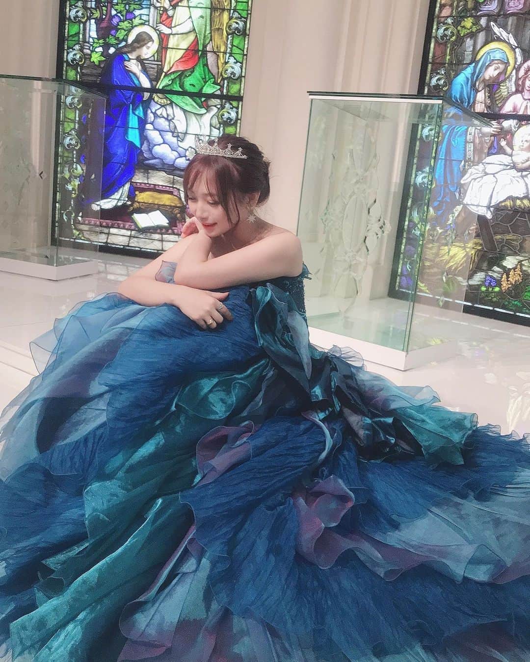永瀬那奈のインスタグラム：「れみちゃんとアフタヌーンティーとプリンセス体験したよー🤭💐(ちょっと昔)  30分で着て、2人で撮ってしたからあっという間だったけどきれいな教会でドレス着れて楽しかった👸💓」