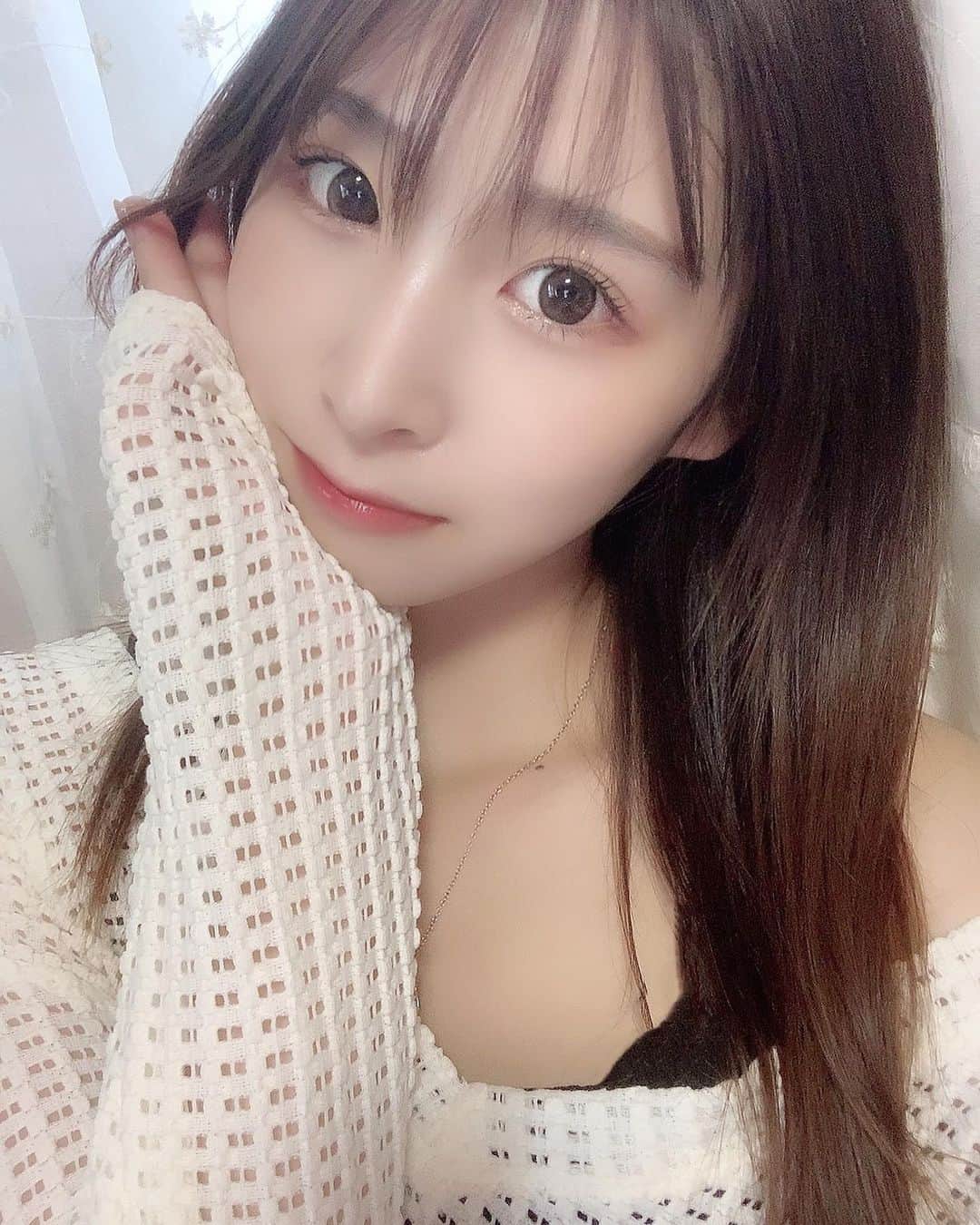のインスタグラム：「最近すんごく眠くて眠くて本当に眠気覚める方法教えて欲しい🥱  載せるの無いから最近の自撮り」