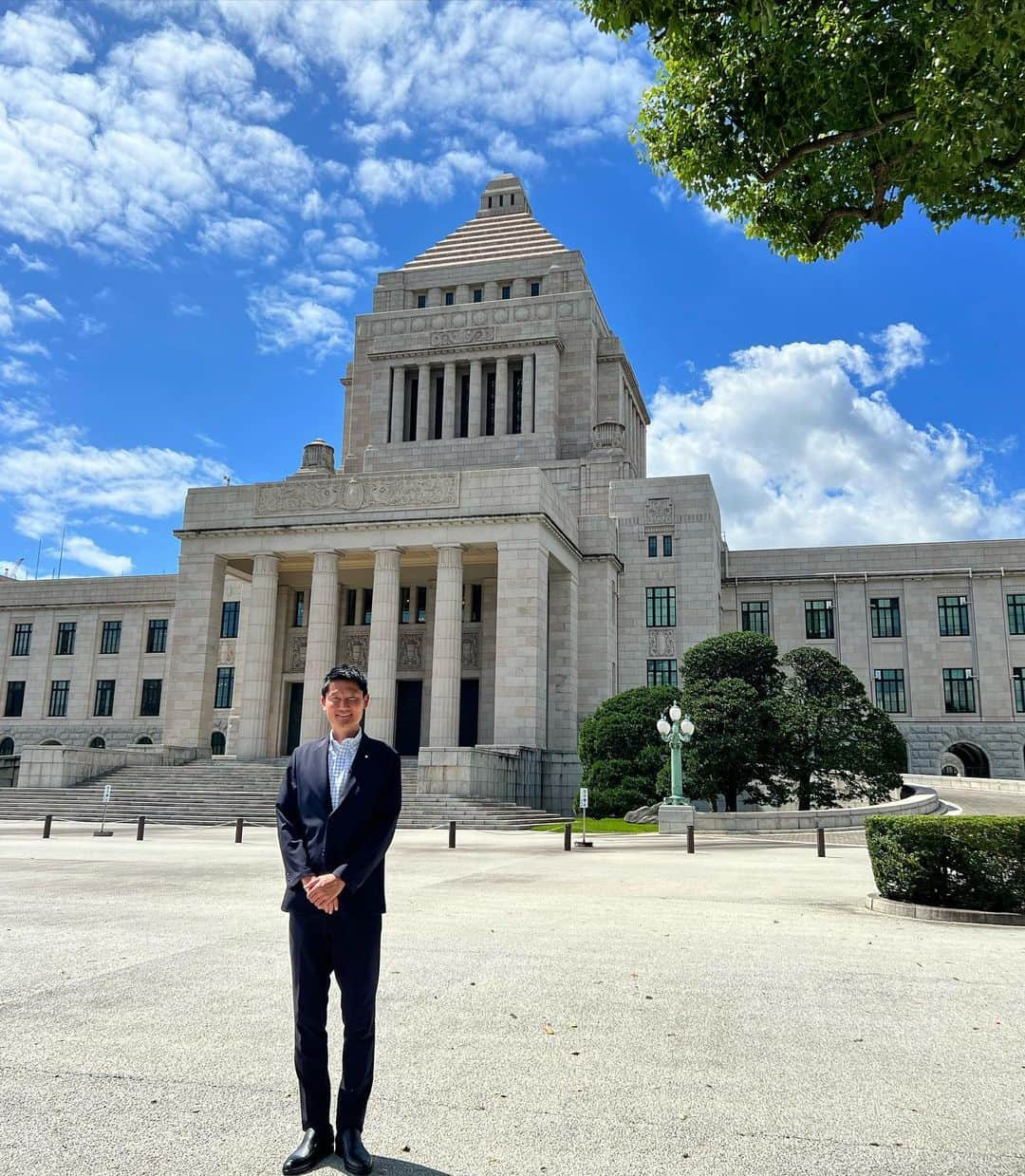 朝日健太郎のインスタグラム：「国会では見学ツアーを受け入れています。今日はその案内役で同行しました。 天気が良いと気持ちがいいです。」