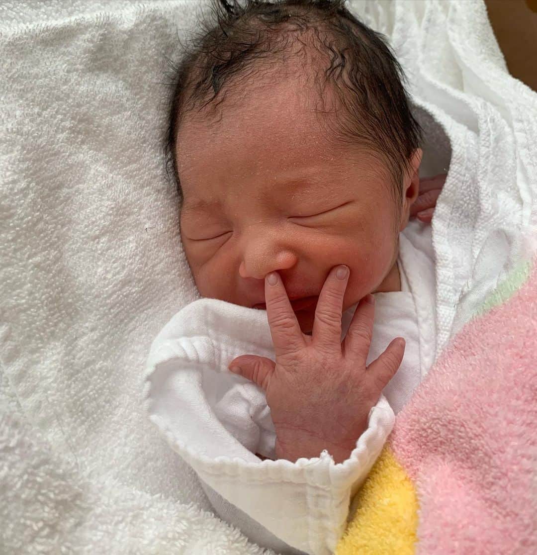 matano Kastaneのインスタグラム：「👶🏻🎉 皆様、こんにちは！ ひなた　です！  2022.9/16  pm15:38  2616g  47.5cm 予定日よりも24日早く産まれて来てくれました♡  36週と4日で早かったですが、 今は母子共に無事です👶🏻♡  記録に残しておきたくて、出産レポ📝書きます。  15日の朝4:00くらいから目が覚めて寝れずゴロゴロ。 5:40くらいに我慢できなくなりトイレ🏃‍♀️ そのままおしるしが・・・！ 心の準備0過ぎて足の震え止まらない🦵  産婦人科に電話をしすぐに来てください🚘と 実家に里帰りしてたので父の車で産婦人科へ  6:00頃到着🏥破水で間違いないとなり、 そのまま入院になりました  コロナですが、 個人だったので自分の親と旦那さんは 面会okなので来てもらい、なんとか落ち着き、  8:50はじめての内診グリグリ。 号泣して先生びっくりさせてしまった  もちろん痛かったですが、痛さで泣いたとゆうよりも 心の準備0のまま今日とかに産むのか？！ と思いが溢れての涙でした。  子宮口2cmだったので、飲み薬で陣痛の促進剤を1日6錠。  15日の進み具合的にまばらの陣痛だったので、 18:00の時点で翌日にまた 陣痛促進剤をすすめようとなりました。  ところが💡 16日の夜中の2:00頃から 自然な陣痛が10〜20分間隔で来ていて、 10分寝て、軽めの陣痛きて、また寝て、の繰り返しで朝を迎えました🌞 　  16日は、朝の8:00くらいから 点滴の促進剤を初めました💉(飲み薬よりも強めの促進剤)  9:00面会時間でお母さんが来てくれてから陣痛に急変！⚡️  耐えれないくらいの陣痛が10分間隔で来て、 10:00からは翔太が来てくれてさらに陣痛が5分間隔に。  喋れなくなって汗も止まらなくなってもう痛過ぎました。。 吐き気もでてきたり、翔太の手を内出血させてしまうくらい 爪の跡もつくぐらい、握っていました。(今となっては😂)   もう忘れかけてますが、私的陣痛は いつもの生理痛100倍痛いでした🤯  看護師さんから内診しようと言われましたが、 内診も昨日ので、トラウマになってて、拒否してました。笑 が、  これ以上陣痛続く方が無理すぎて 14:30頃に内診受けたら 頭見えてる！となり、そのまま分娩室へ👶🏻  5回ほどいきむと出て来てくれました😭✨✨　 (はやく内診受ければよかった・・・)  呼吸法は友達に聞いていたので、 看護師さんにも褒められました。(みんなありがとう😭♡)  破水してから、32時間 本陣痛からは6時間の出産でした。  一緒に頑張ってくれた陽太にはもちろん、  側で支えてくれた翔太 莉佳ファミリー、 翔太ファミリー、  そして院長先生、助産師さん、看護師さん、 ほんとにありがとうございますの気持ちでいっぱいです🙇‍♀️  　  臨月ではあったのですが、 36週4日と通常より少し早くの出産だったので、 保育器に入り、陽太は呼吸の練習を。  私は出血量が人の2倍でてしまい、 最悪、大きい病院に行くかもとなったらしいのですが 点滴をしてもらい様子見、なんとか大丈夫でした。よかったです。  出産は命懸けなんだなと自分で身をもって経験して より世の中のお母さん達、自分の母を尊敬しました。  読んでくださりありがとうございます✨  また陽太👶🏻投稿が増えると思いますが、見てください♡  マタニティフォトとか撮りたかったし、 ちゃんと陽太の部屋の事前準備も用意できてなかったし、 新生児の洗濯物の水通し、、  とかできなかったけど、 今は陽太が可愛すぎてとにかく幸せ&メロメロです🥰😍  母らしくなれる様頑張ります！ 今はとにかく寝させてもらいます🙇‍♀️✨」