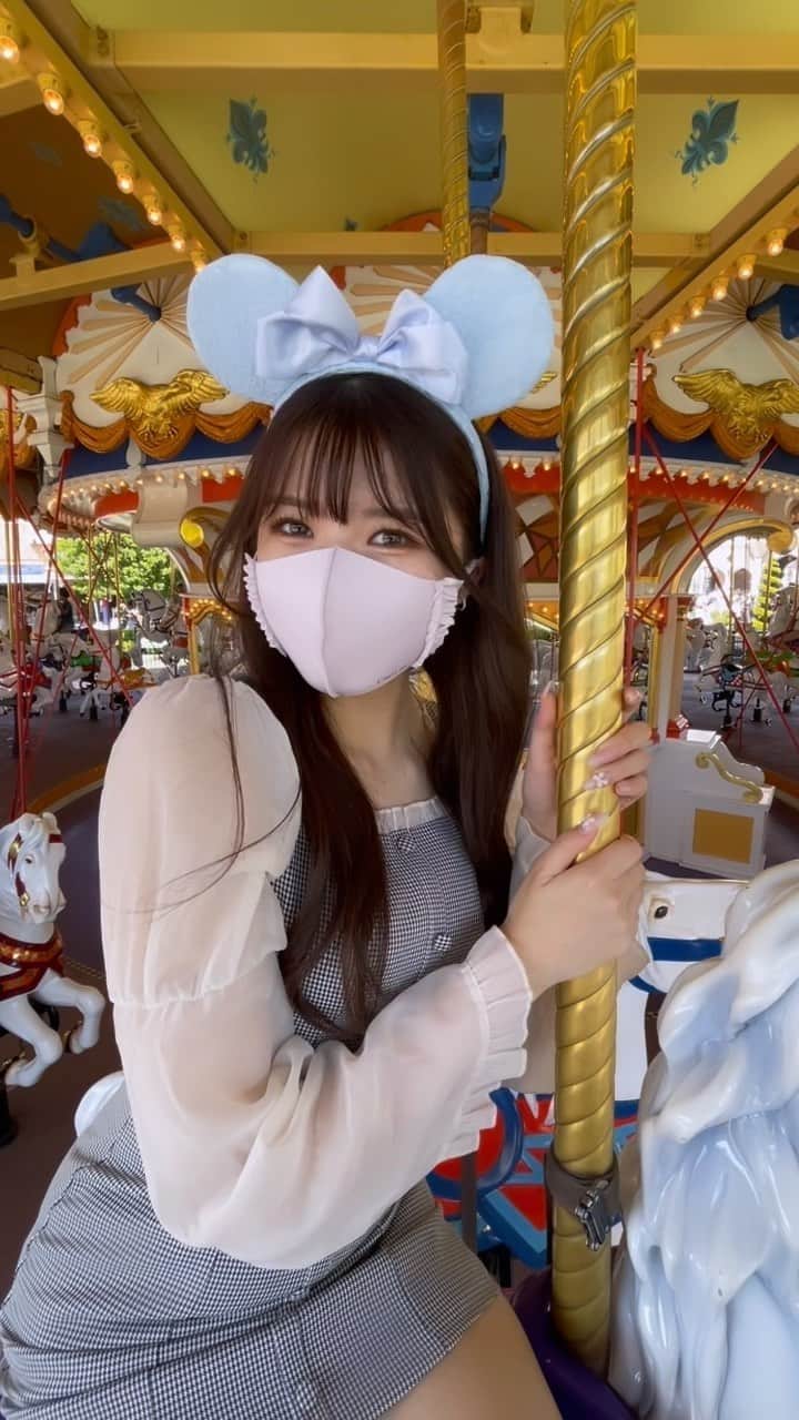 月愛きららのインスタグラム：「メリーゴーランド動く前❕わくわくの時の動画❕ 結構まわるのはやかった🤣🤣  #disney #disneyland #disneyfan #bubbles #tdl #アイドル #03」