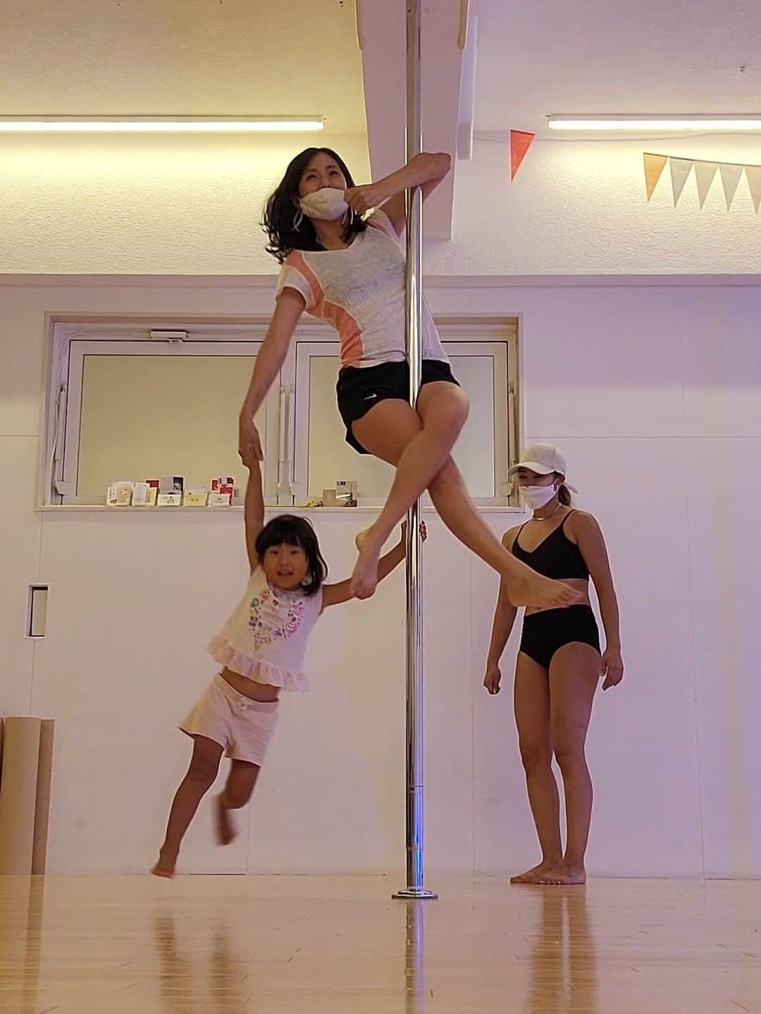 本仮屋リイナのインスタグラム：「親子ポールダンスに初挑戦💃💓✨ わたしが必死にやる動きも娘にとっては、楽々のよう。身軽でうらやましい。 とにかく楽しくて嬉しくて興奮しきりの娘は、くるくるくるくるずっと回っていました。 娘といっしょのポールは、また別のおもしろさ😚どんどんはまる。 #ポール女リイナ  #poledance」