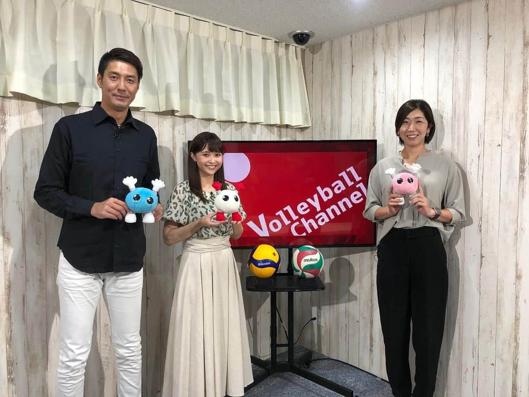 渡邊渚さんのインスタグラム写真 - (渡邊渚Instagram)「明日18日17時からBSフジ『Volleyball Channel』今月はミドルブロッカー講座。 荒木絵里香さんにお越しいただき、MBのあれこれを教えていただきました！ この収録の後に試合を見たら、MBの見方が変わってさらに面白くなりました😊  この夏は、男子日本代表のみなさんの大活躍をはじめ、インターハイにU18.20、アジアカップなど盛り沢山で、試合を見ているのが楽しくて楽しくて...!! 女子の世界選手権ももうすぐ始まります！応援してます📣  #バレーボール#バレーボールチャンネル#🏐」9月17日 19時31分 - watanabenagisa_