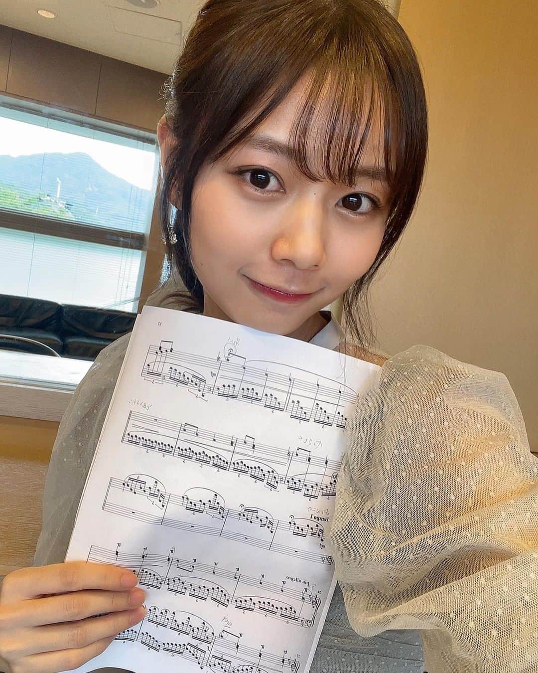 杉浦みずきのインスタグラム：「. 年に一度のピアノ教室のコンサート🎹 小学2年生の時に出会ってからずっと大好きな作曲家、 吉松隆さんの、「ピアノ・フォリオ…消えたプレイアードによせて」を演奏しました  今年は練習不足で、出る直前まで あーーーどーしよーーー😭となっていたのですが、笑 ステージに立つと、あぁ、やっぱり年に一度、この京都コンサートホールの舞台で、スタインウェイのキラキラした音を鳴らせるって最高！！！と思えるので、やめられないんです😂  拙い演奏ですが、 みずきちゃんの演奏聴きたい！とリクエストして下さった方がいたので、少しだけ抜粋して載せました！ 動画二つに分けてます🐣 細かいことは気にせず、（ミスとか、、笑）音だけ楽しんでください😂」