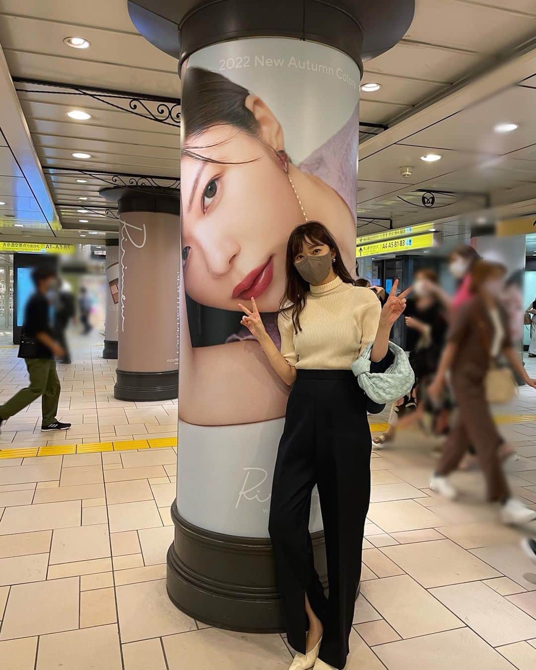 指原莉乃のインスタグラム：「表参道駅に #ririmew な私がいっぱいいます〜！ なんと明日まで！告知遅すぎ！ずこー！ ぜひ間に合う方は見に行ってくださーい！  新色の感想ぜひコメントで教えてください☺️何がお好きでしたか？」