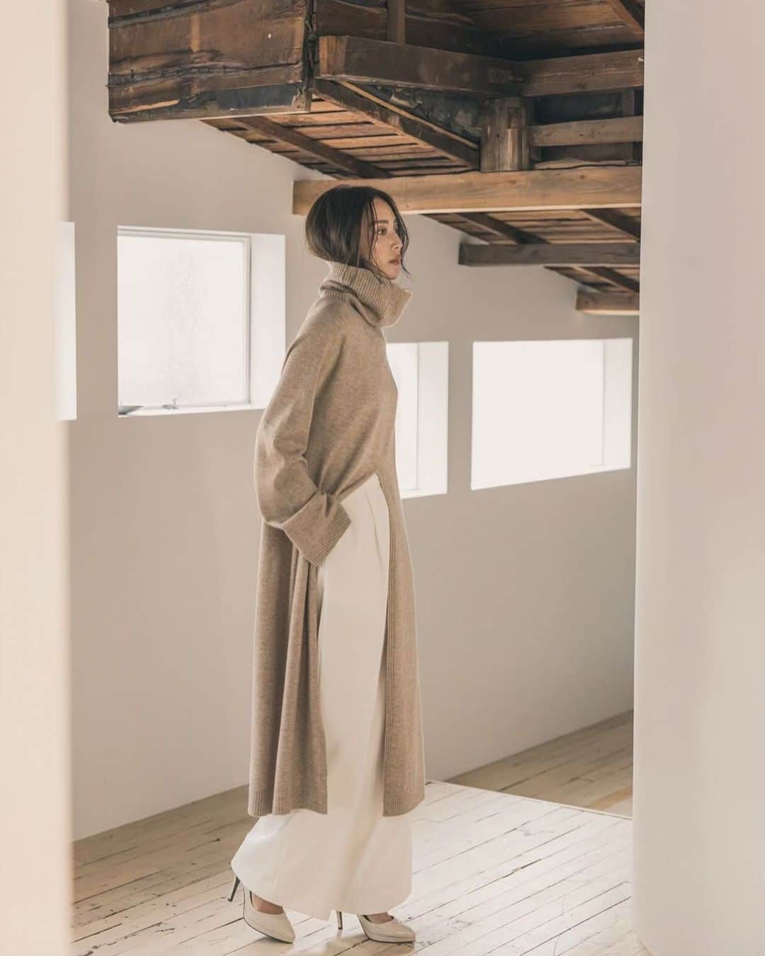 のインスタグラム：「▶️Slit long knit one piece お気に入りのニット🧶  ふわふわで軽くちくちくしないニット♡ 縦長効果で身長も高くスタイルもよく見える1枚。  ゆとりが結構あり、インナーも着れるので 長いシーズン着用いただけます♡  ワイドパンツ、スキニー、スラックス、 ショートパンツにも合わせれるので いろんなシーンで楽しめると思います☝🏽  お色はベージュ、モカ、チャコール✨ 私の推しは実はチャコール🫣 撮影ではベージュを着ていましたが チャコールは大人っぽく仕上がるので好き🫶🏽  寒くなればロングコートと。 これからの時期はスラックスとかでローファー合わせやスリッポン合わせも❤️  合楽ちんなのにおしゃれに見えるのよね😆  #ambient #ambientxkeica #coordinate #fashion」
