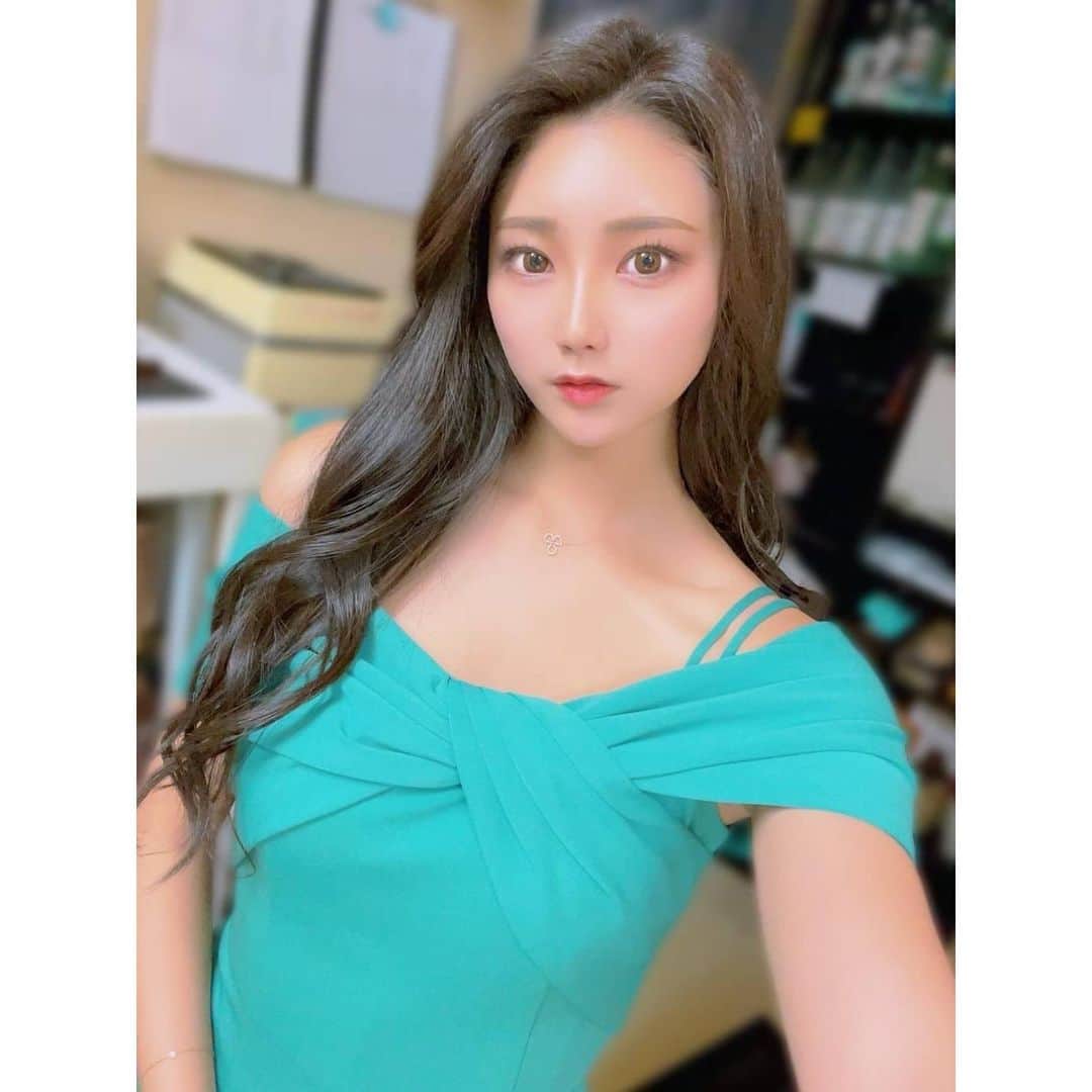 桜庭えれなのインスタグラム：「・ newドレス👗かわいい🥰  最近みどりが好きっ💚 ・ ・ #エリアG #エリアGグループ #オーシャンスカイ #オーシャンスカイ札幌 #オーシャンスカイ札幌#桜庭えれな #ニュークラブオーシャンスカイ札幌 #キャバクラ #キャバ #キャバ嬢 #キャバクラ嬢 #すすきのキャバクラ #すすきのキャバ嬢」